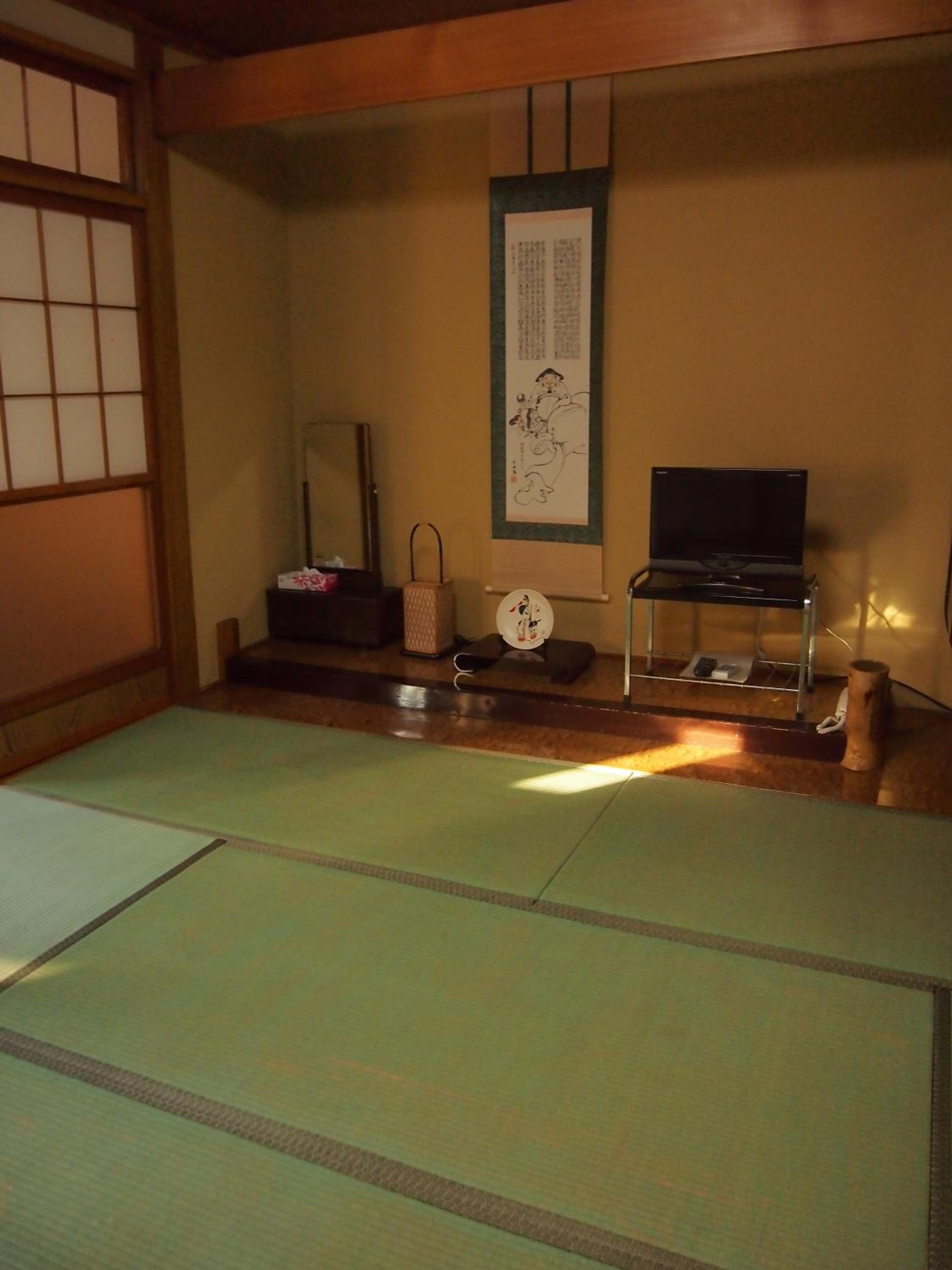 Japanese-Style Room with Shared Bathroom - Photo 4