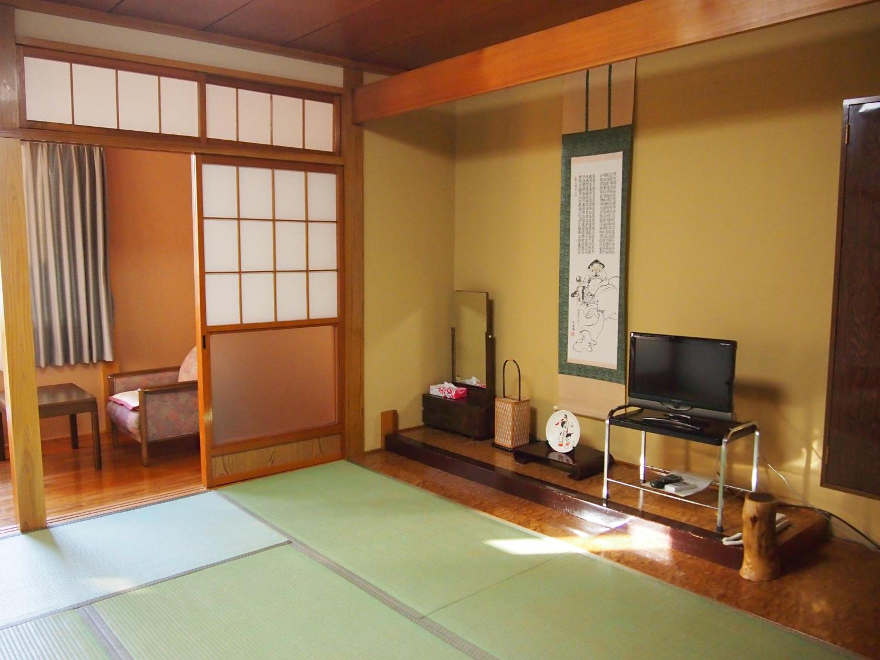 Japanese-Style Room with Shared Bathroom - Photo 2