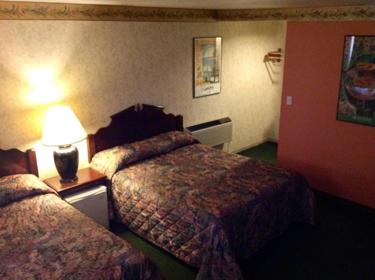 Queen Room with Two Queen Beds photo 1