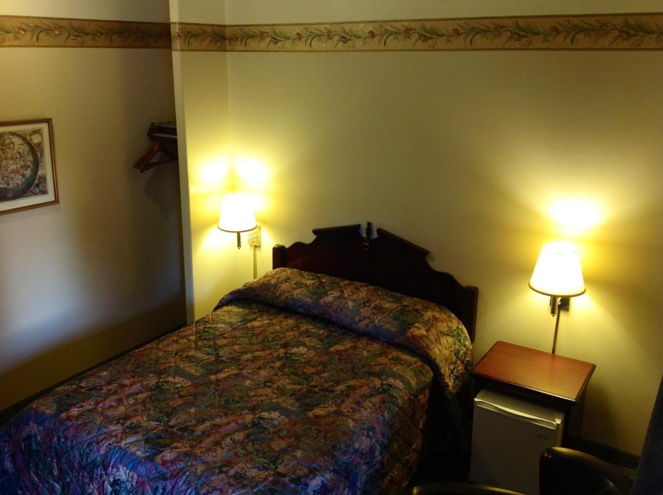 Queen Room photo 1