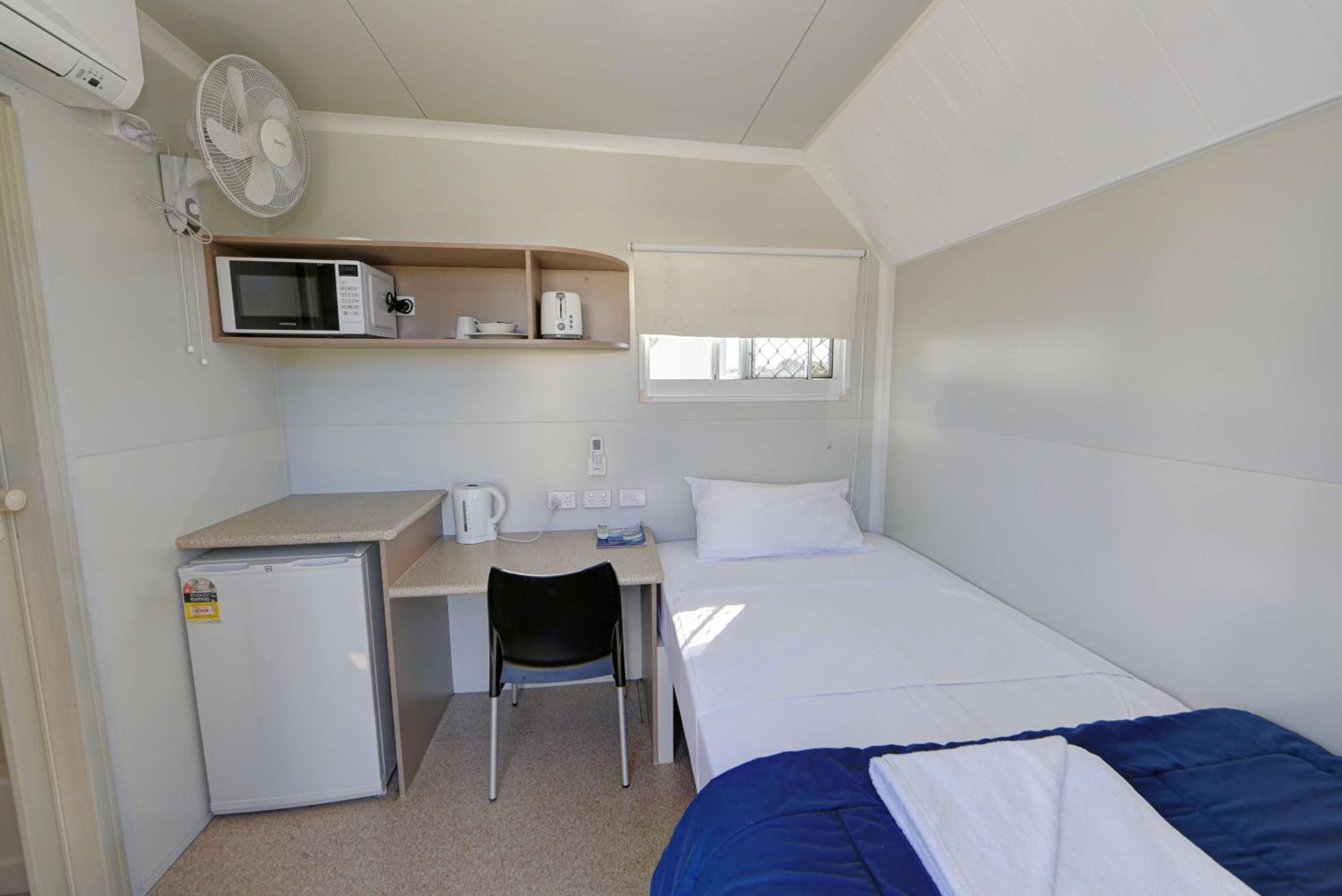 Compact Single Van Room photo 1
