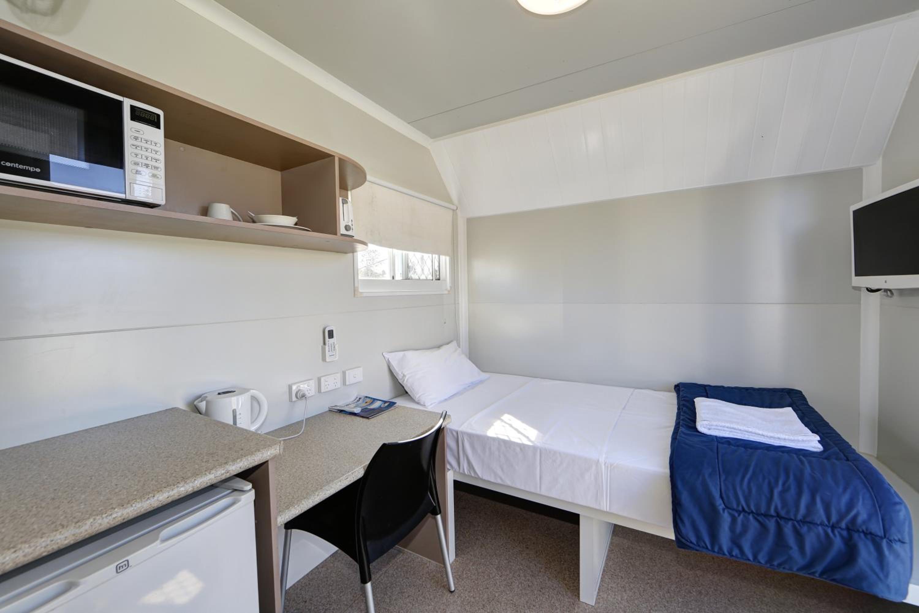 Compact Single Van Room photo 3