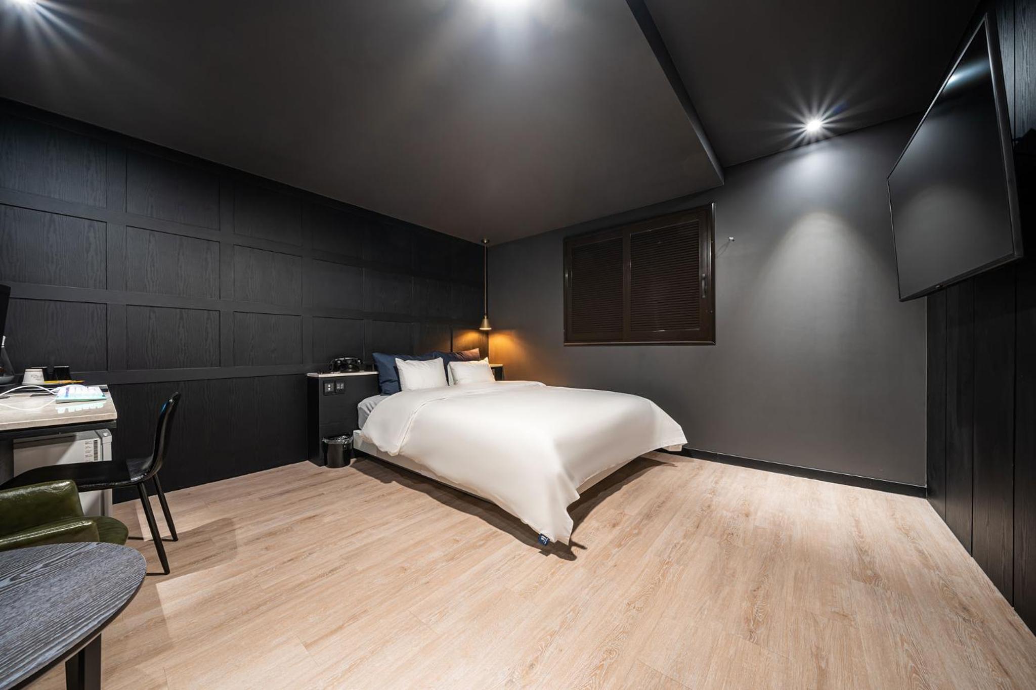 Standard Double Room - Photo 9