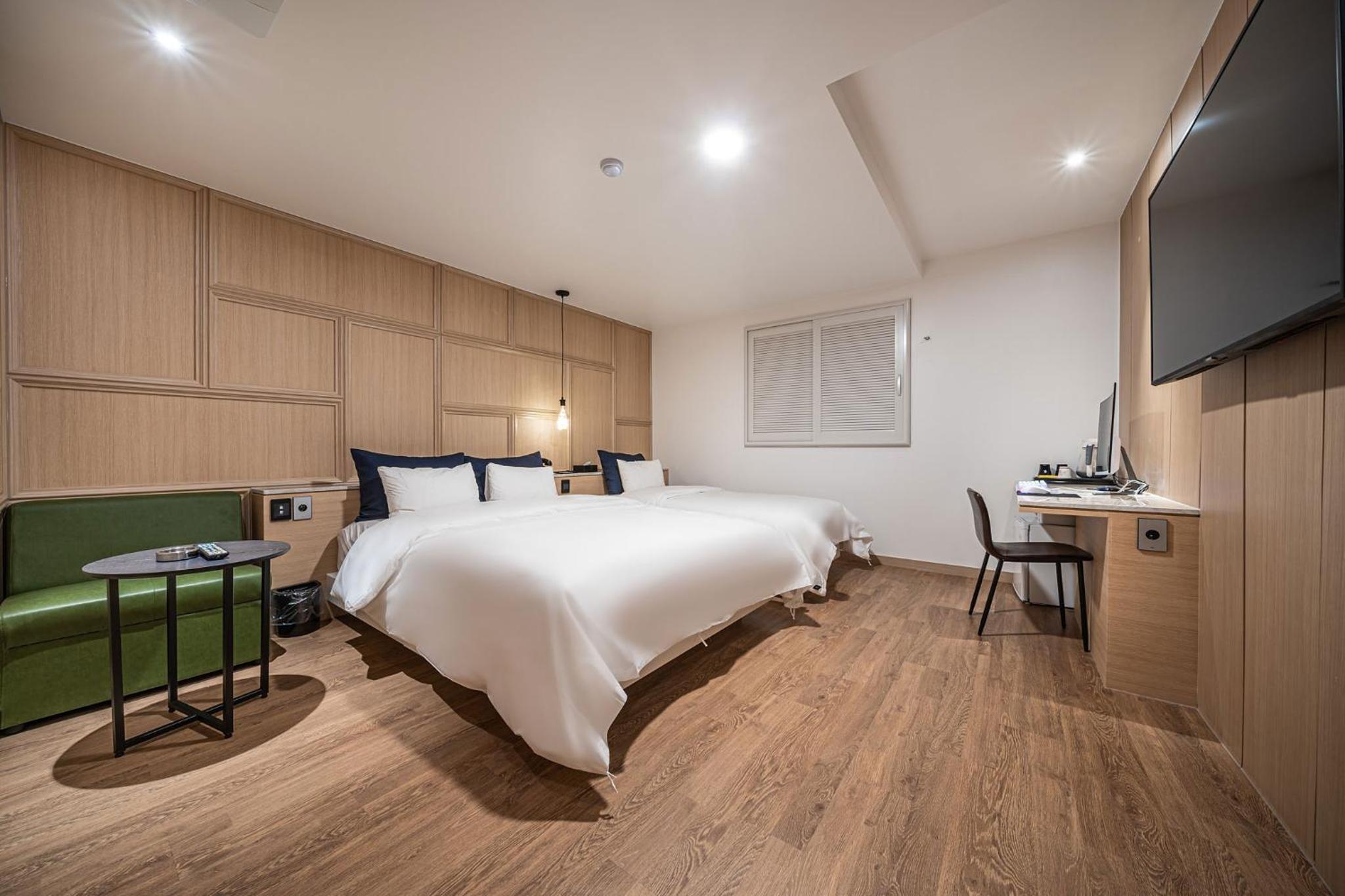 Deluxe Double or Twin Room - Photo 11