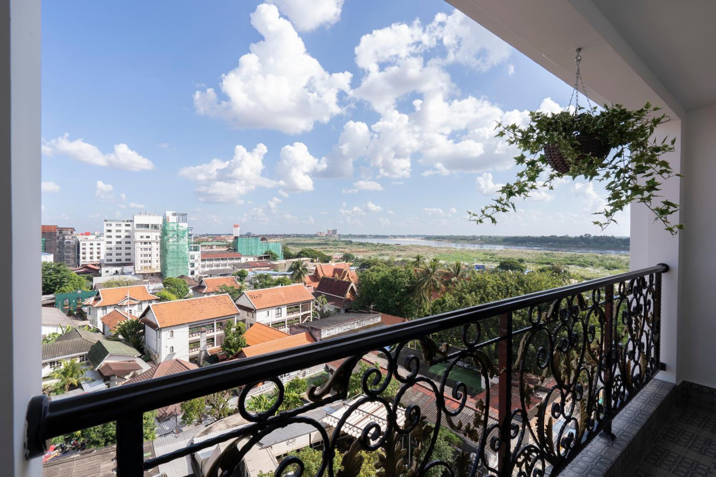 King Suite with Balcony and River View - Non-Smoking - Photo 19