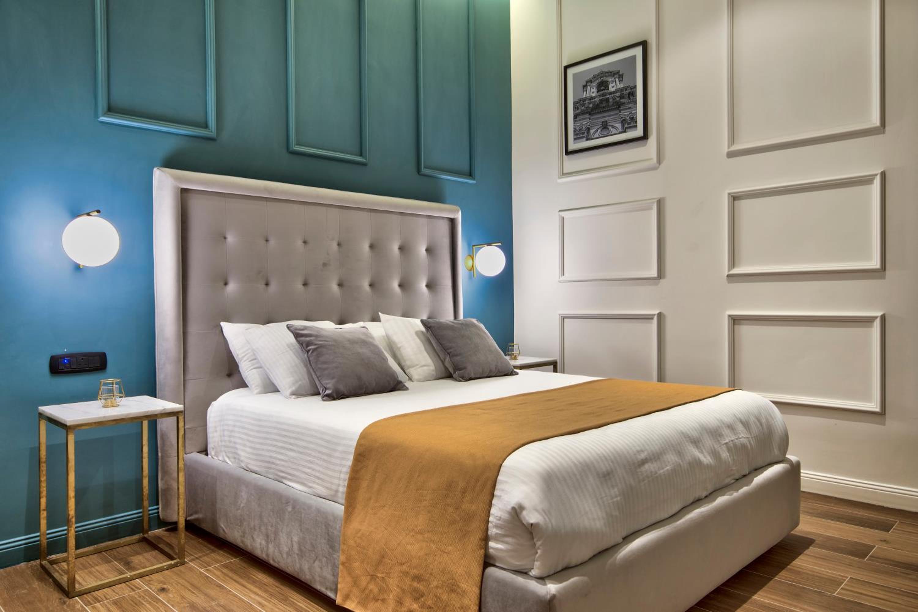 Deluxe Double Room 1st Floor Window facing internal Courtyard 4