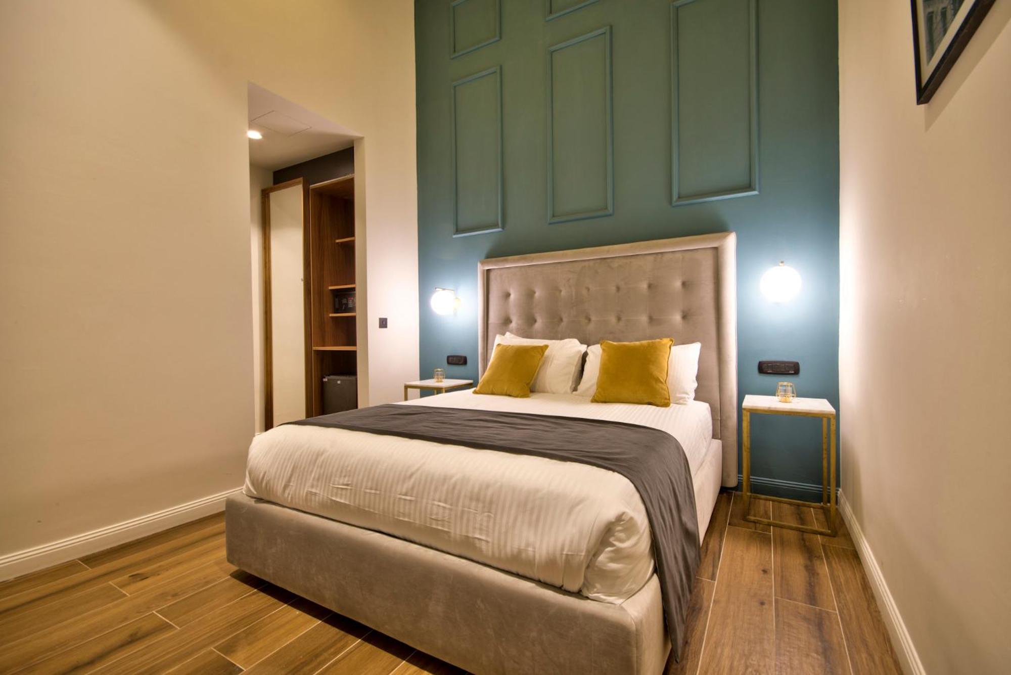 Double Room with window facing internal Courtyard 2