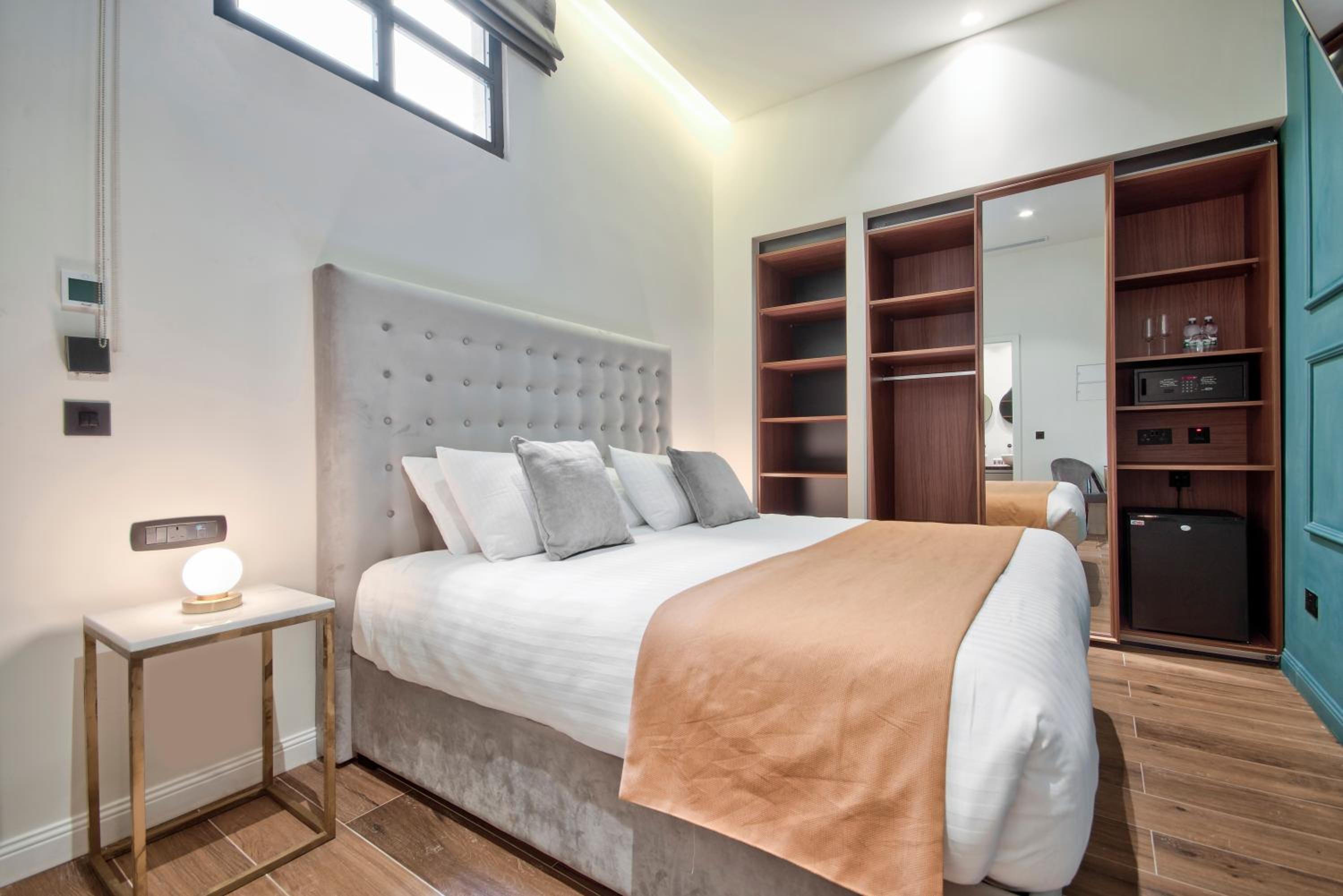 Deluxe Double Room 1st Floor Window facing internal Courtyard 6