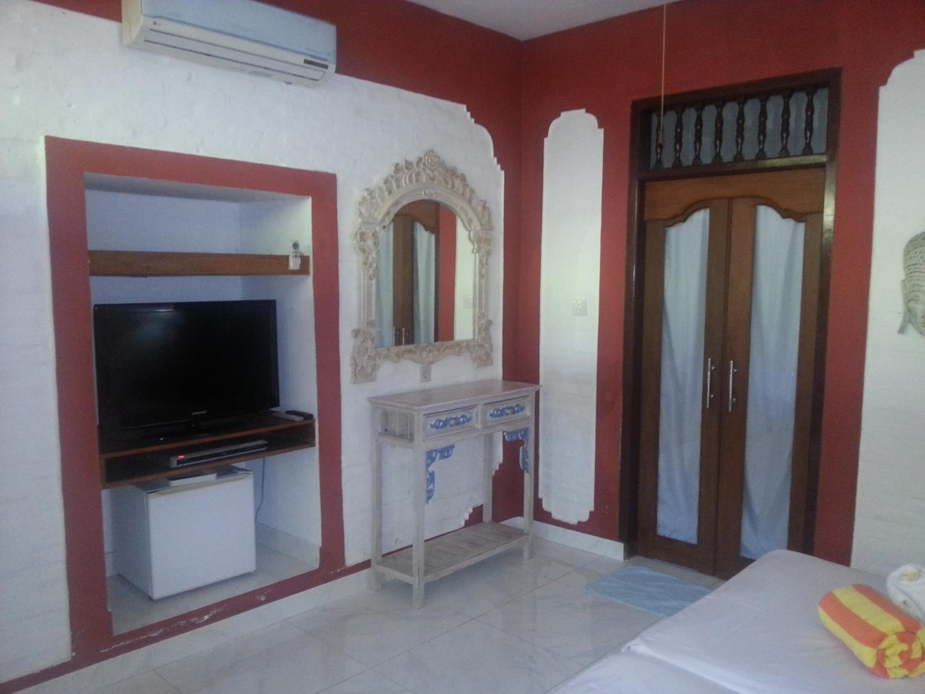 One-Bedroom Bungalow - Photo 3