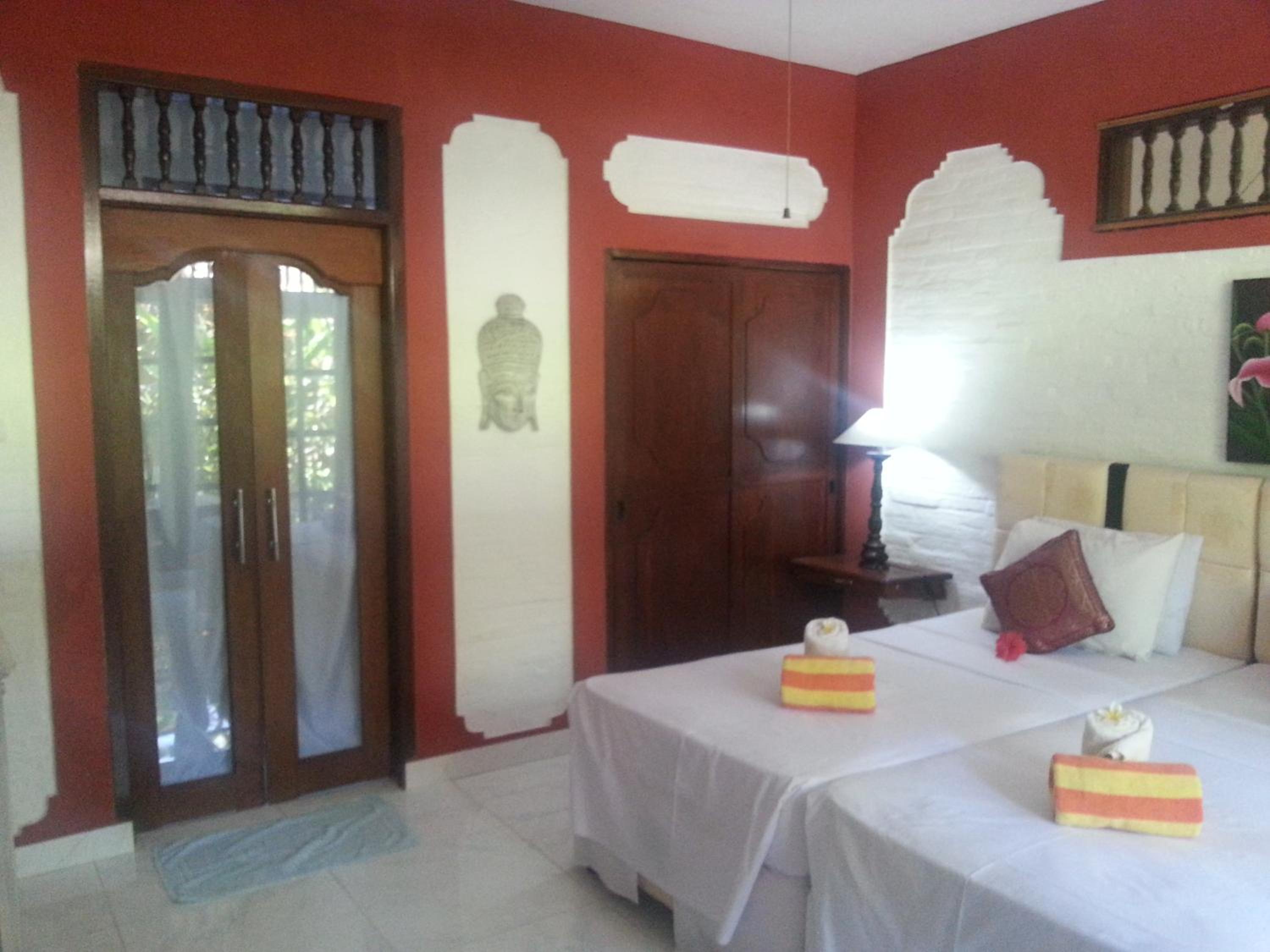One-Bedroom Bungalow - Photo 2