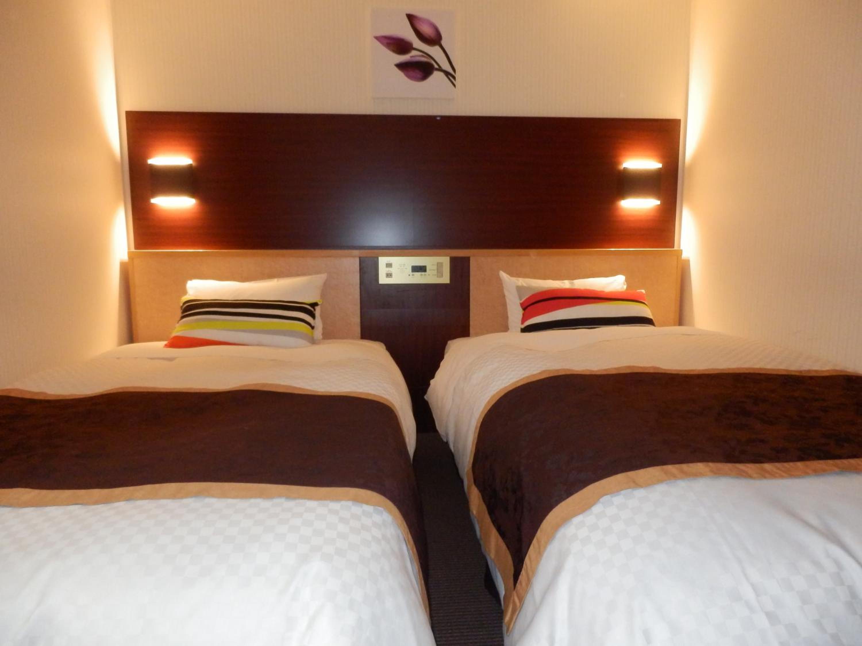 Twin Room - Non-Smoking photo 3
