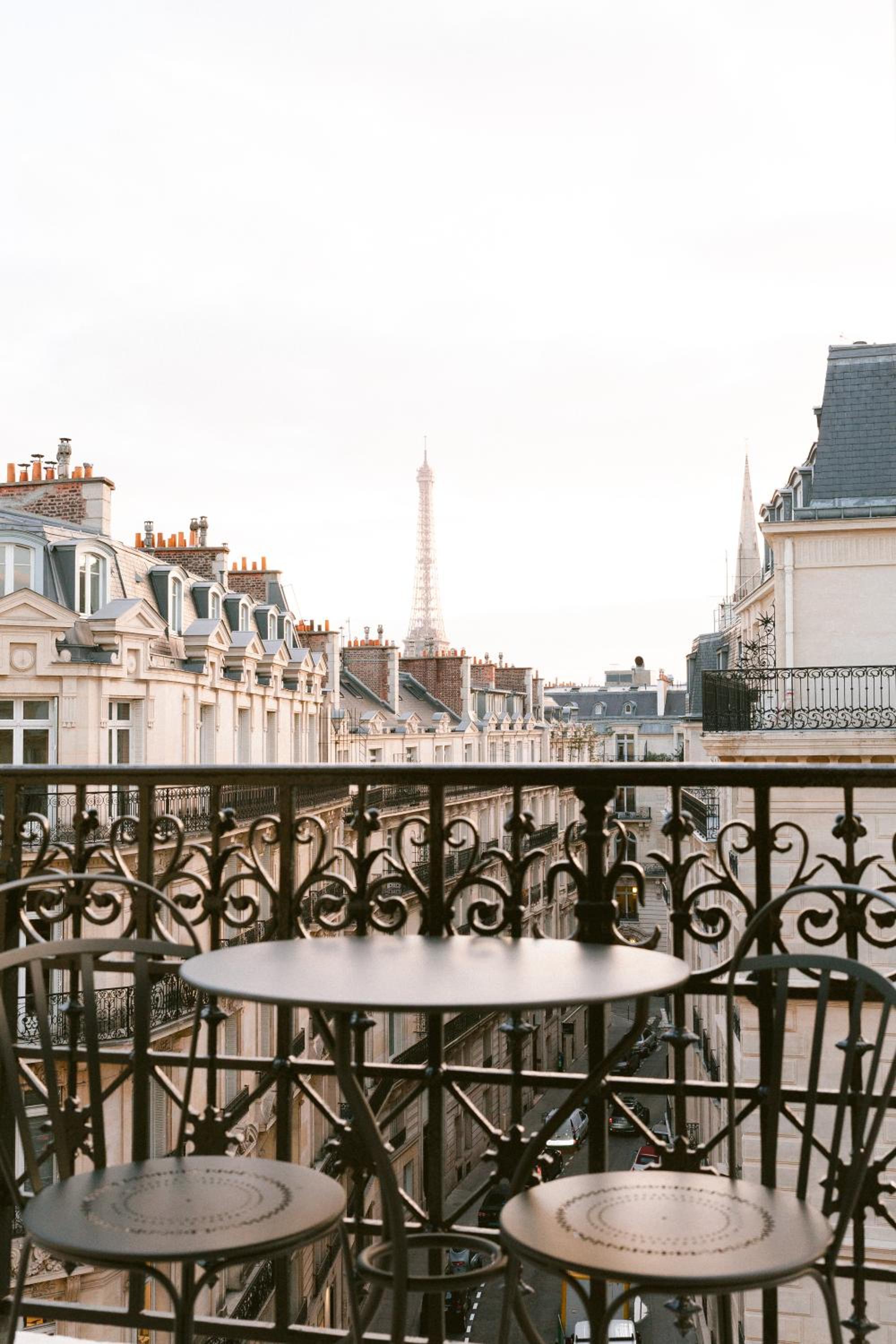 Junior Suite with Balcony - Eiffel Tower View