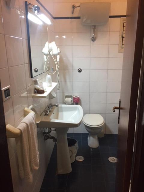 Double or Twin Room with Sea View photo 2
