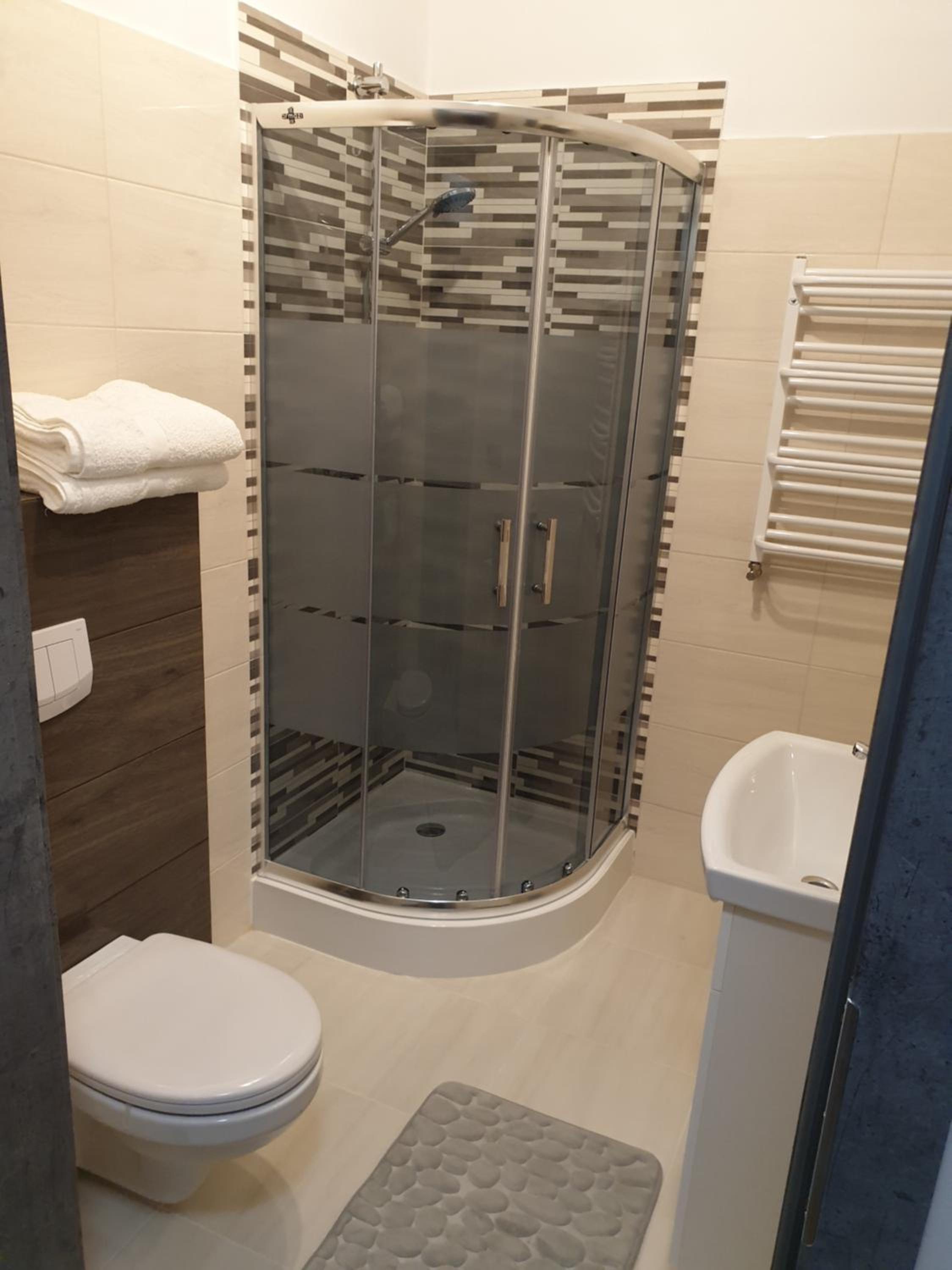 Double or Twin Room with Bathroom - Photo 4