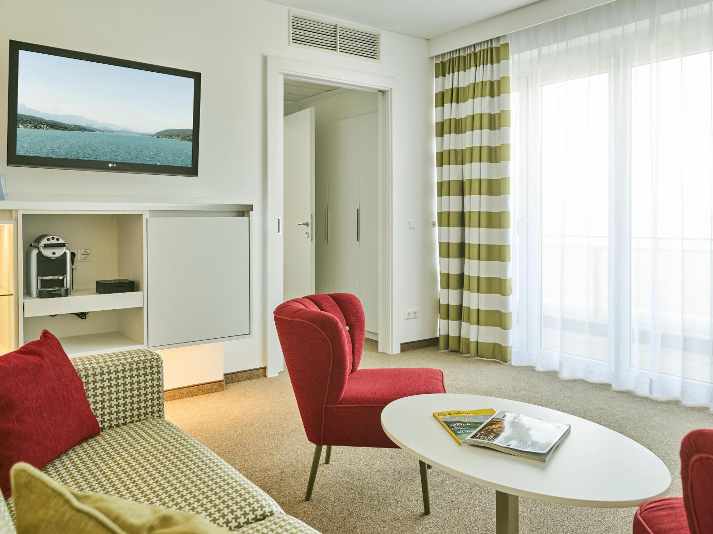 Suite - Photo 1