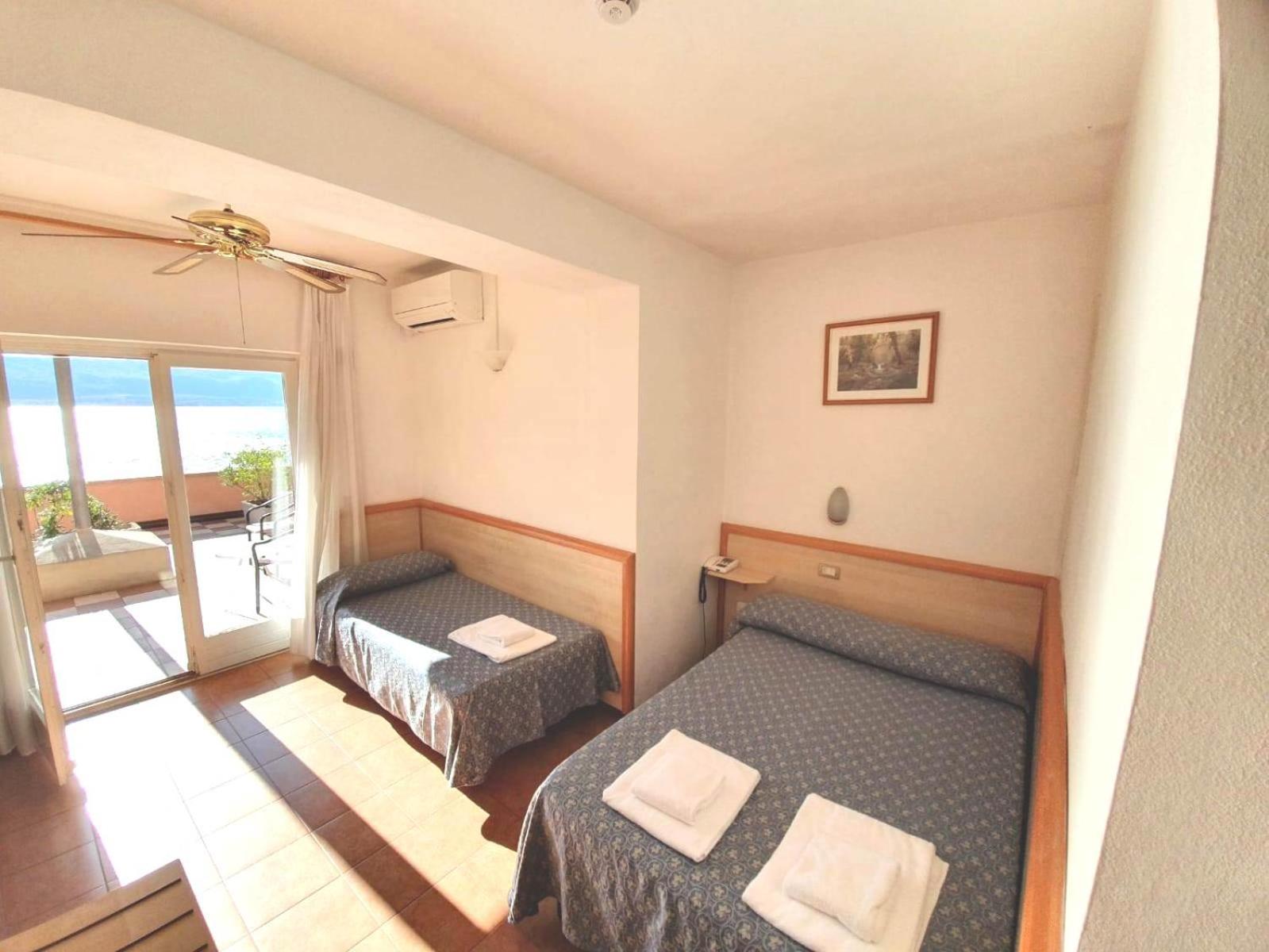 Twin Room with Private Bathroom photo 3