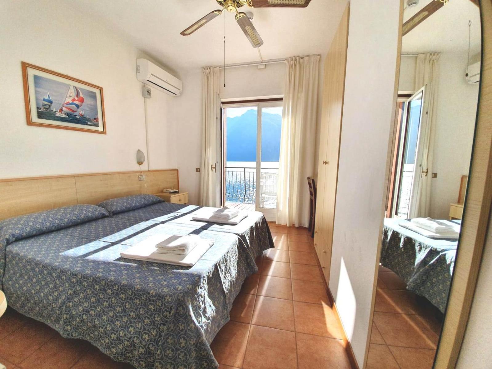 Double or Twin Room with Lake View photo 2