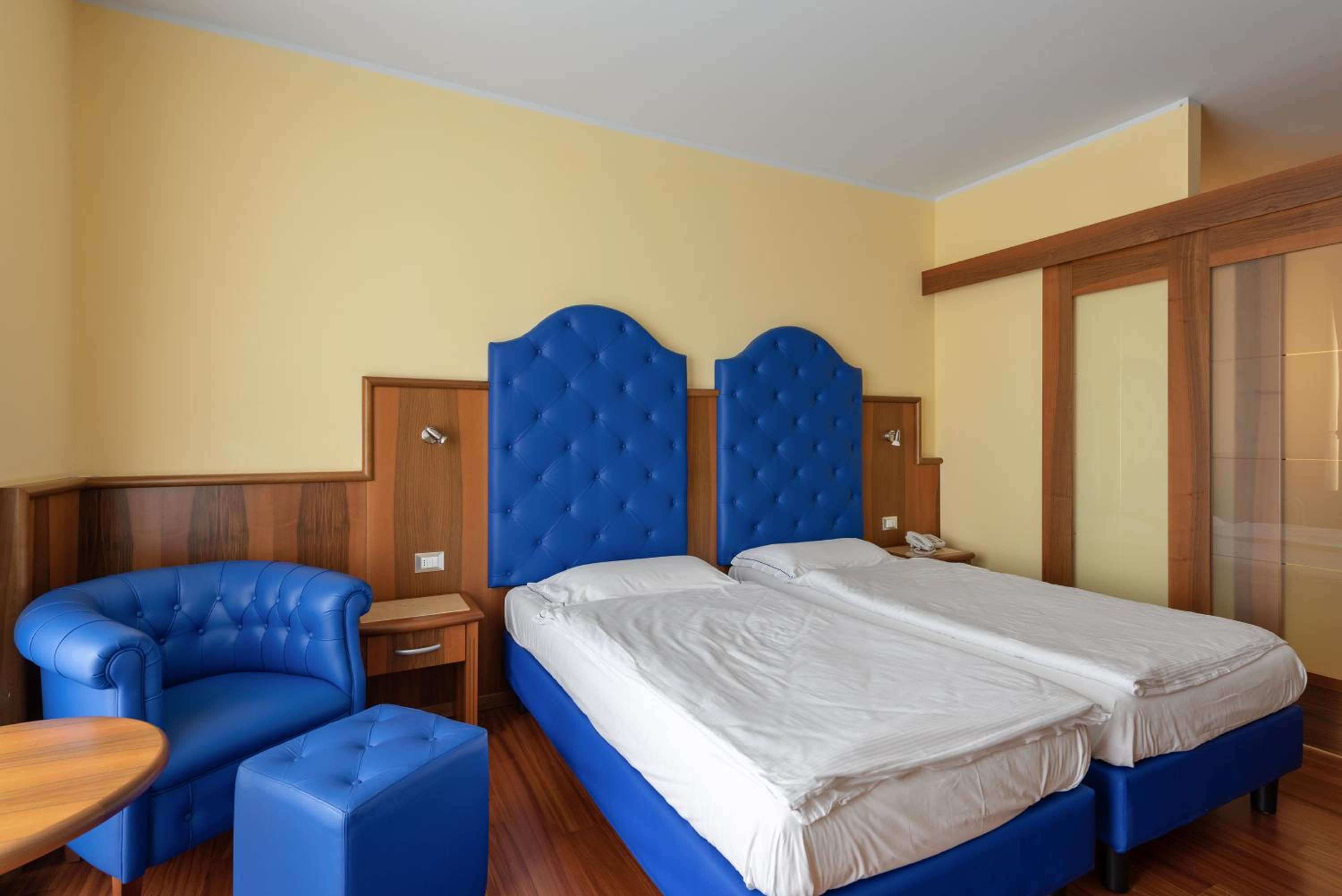Deluxe Twin Room with Mountain View - Photo 10