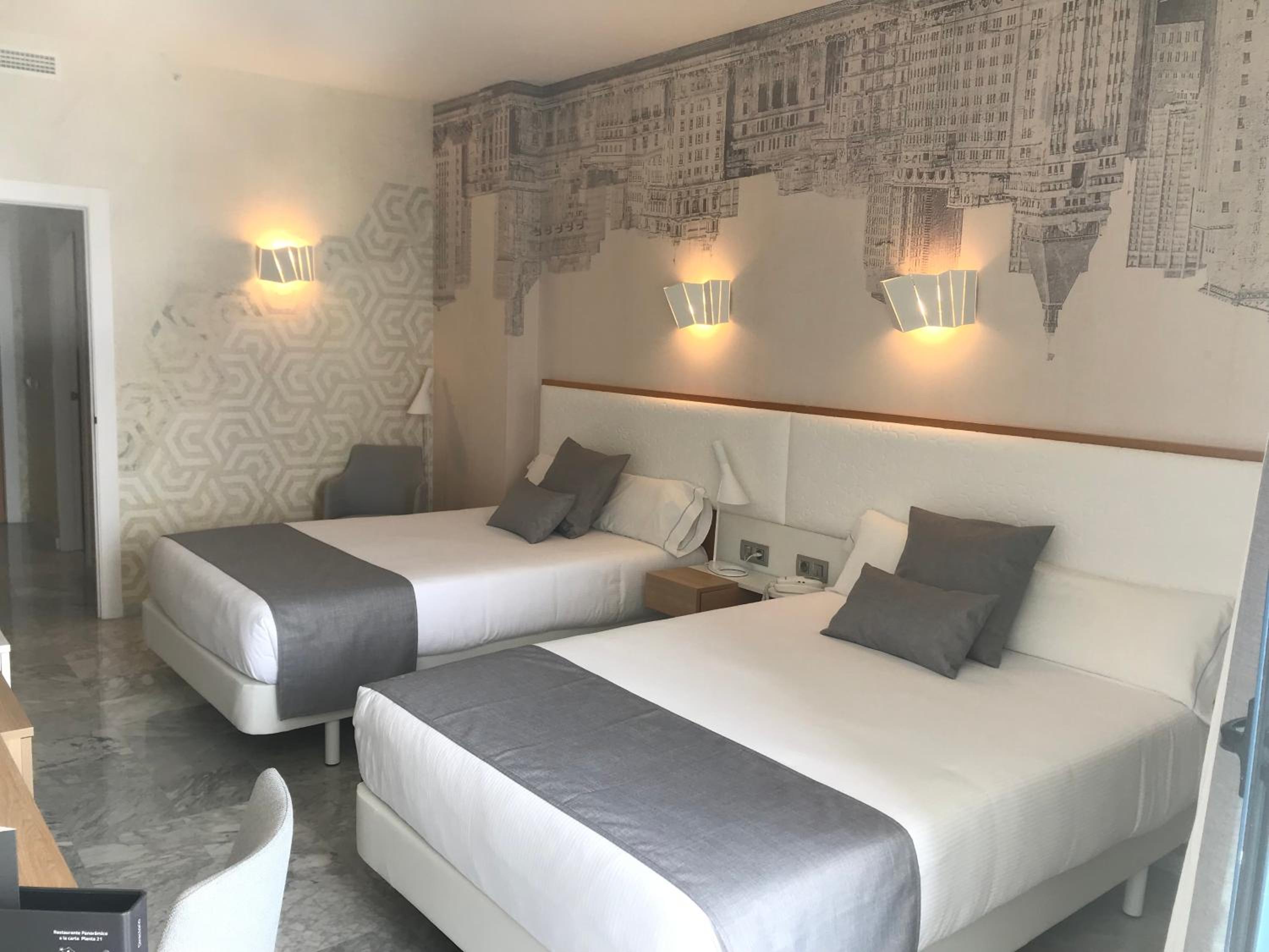 Habitación Doble Superior con Terraza (2 Adultos + 1 Niño)