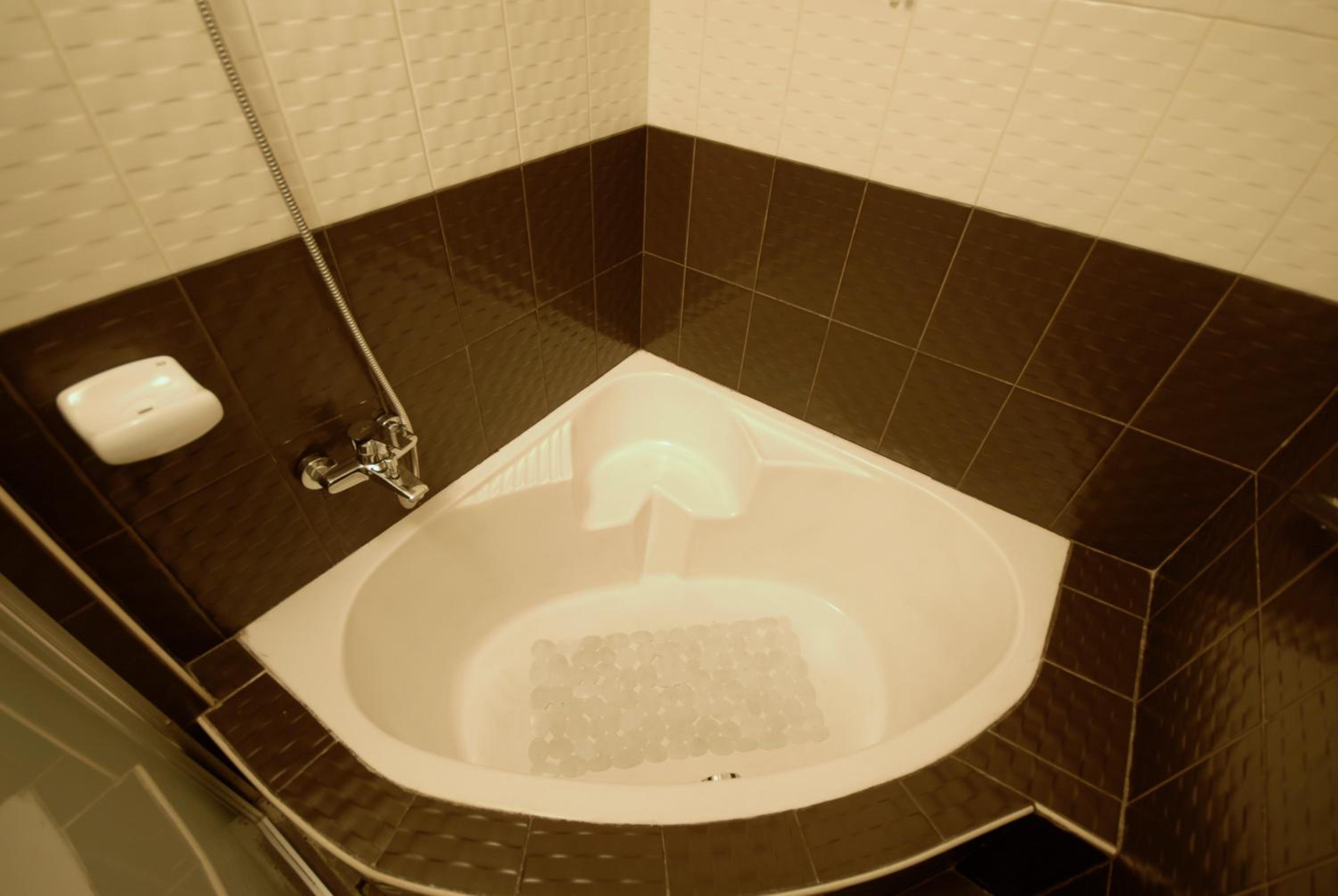 Deluxe King Room - Photo 8