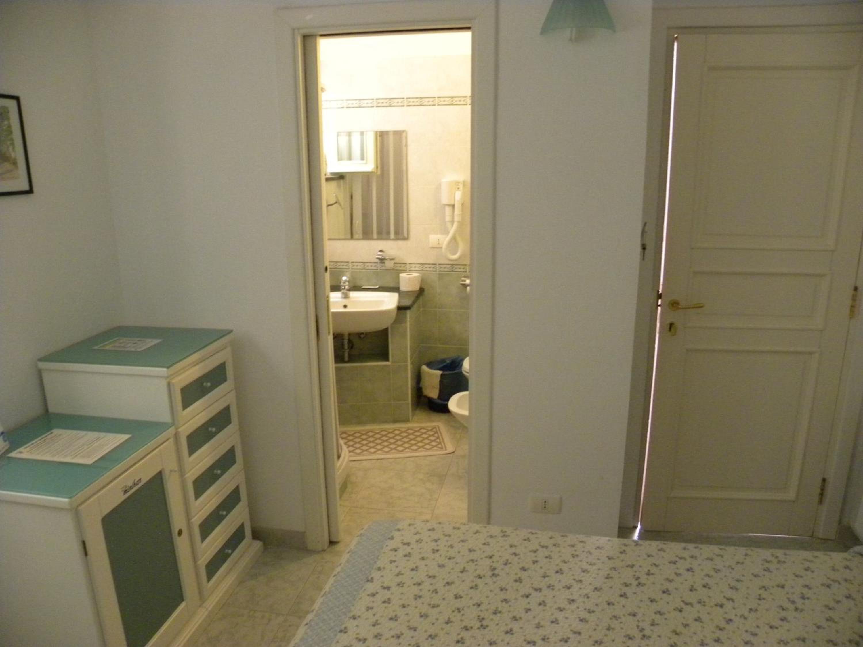 Standard Single Room - Photo 3