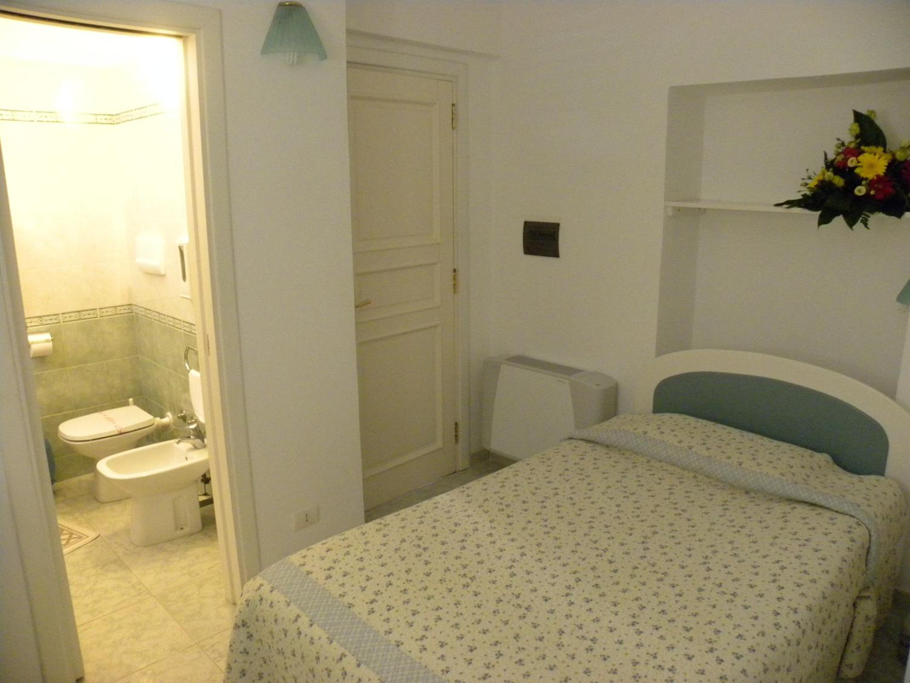 Standard Single Room - Photo 2