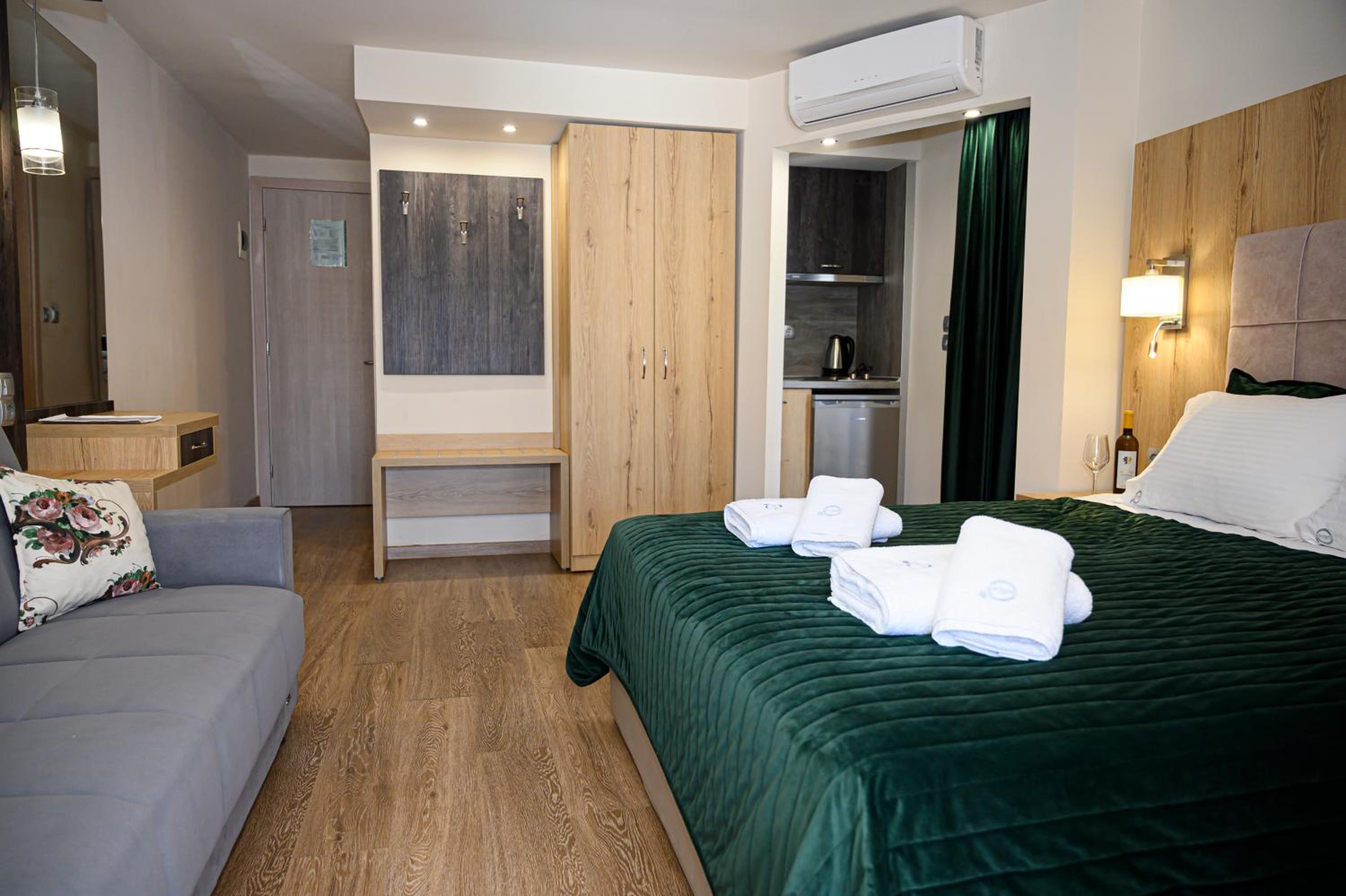 Deluxe Triple Room - Photo 8