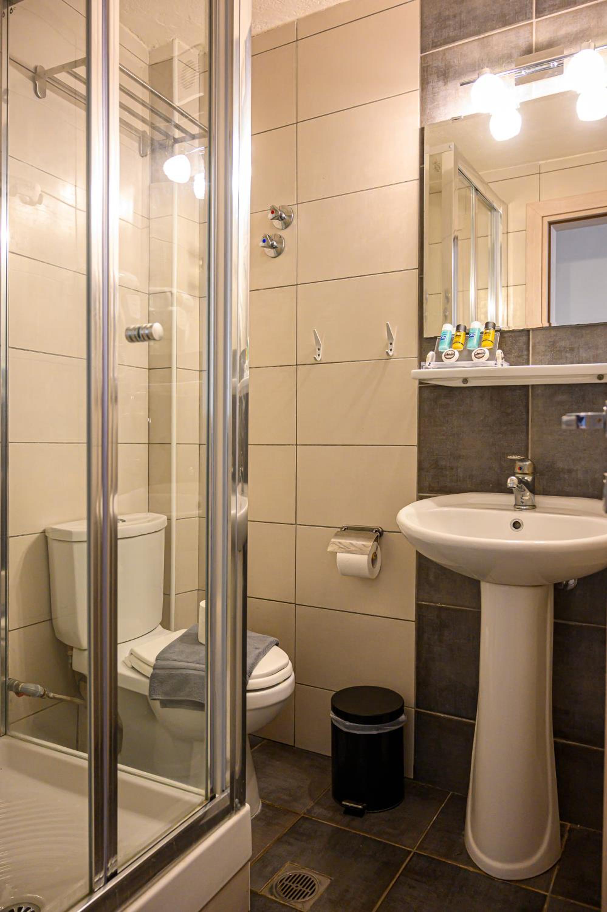 Deluxe Triple Room - Photo 9