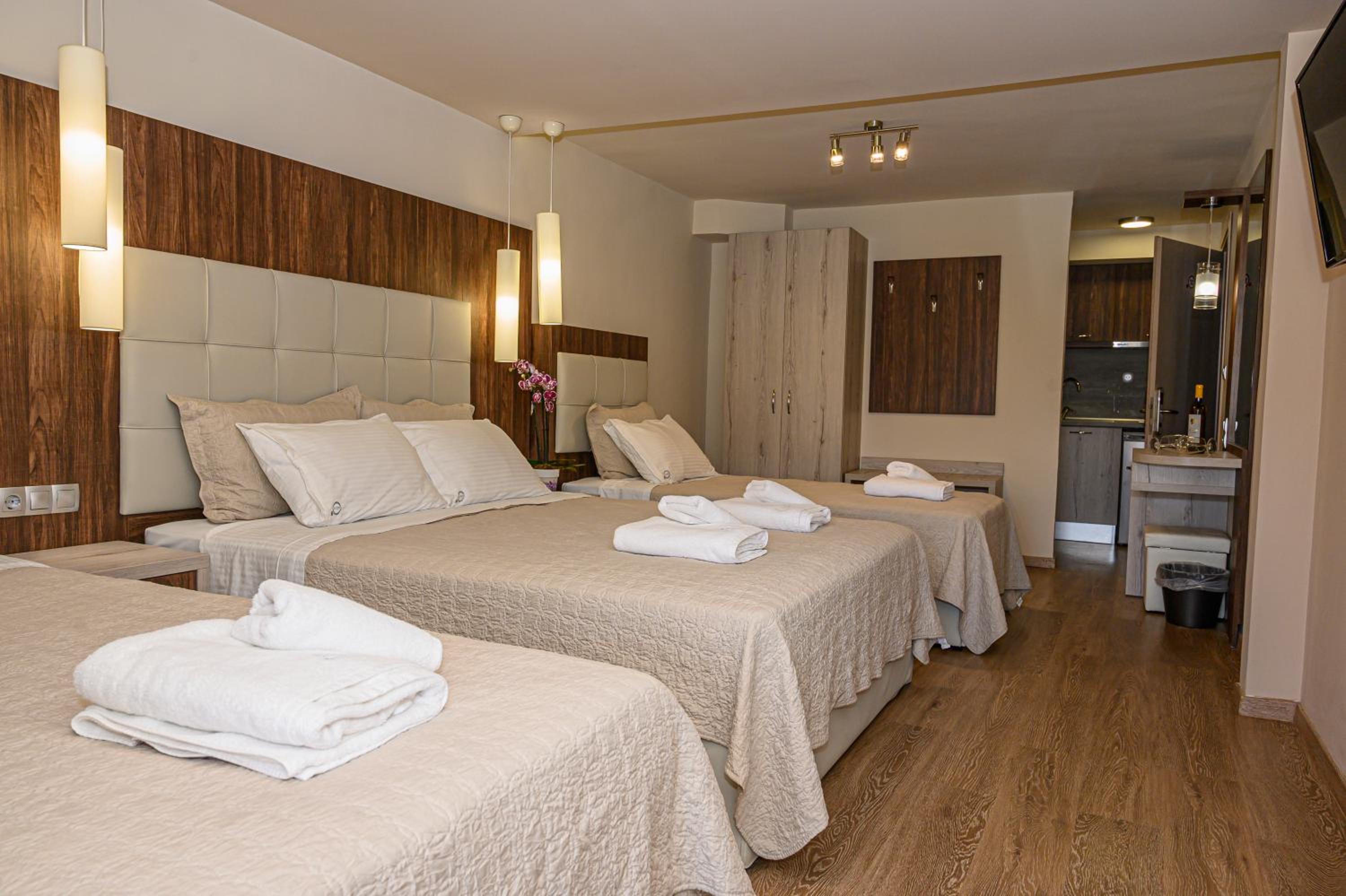 Premium Quadruple Room - Photo 7