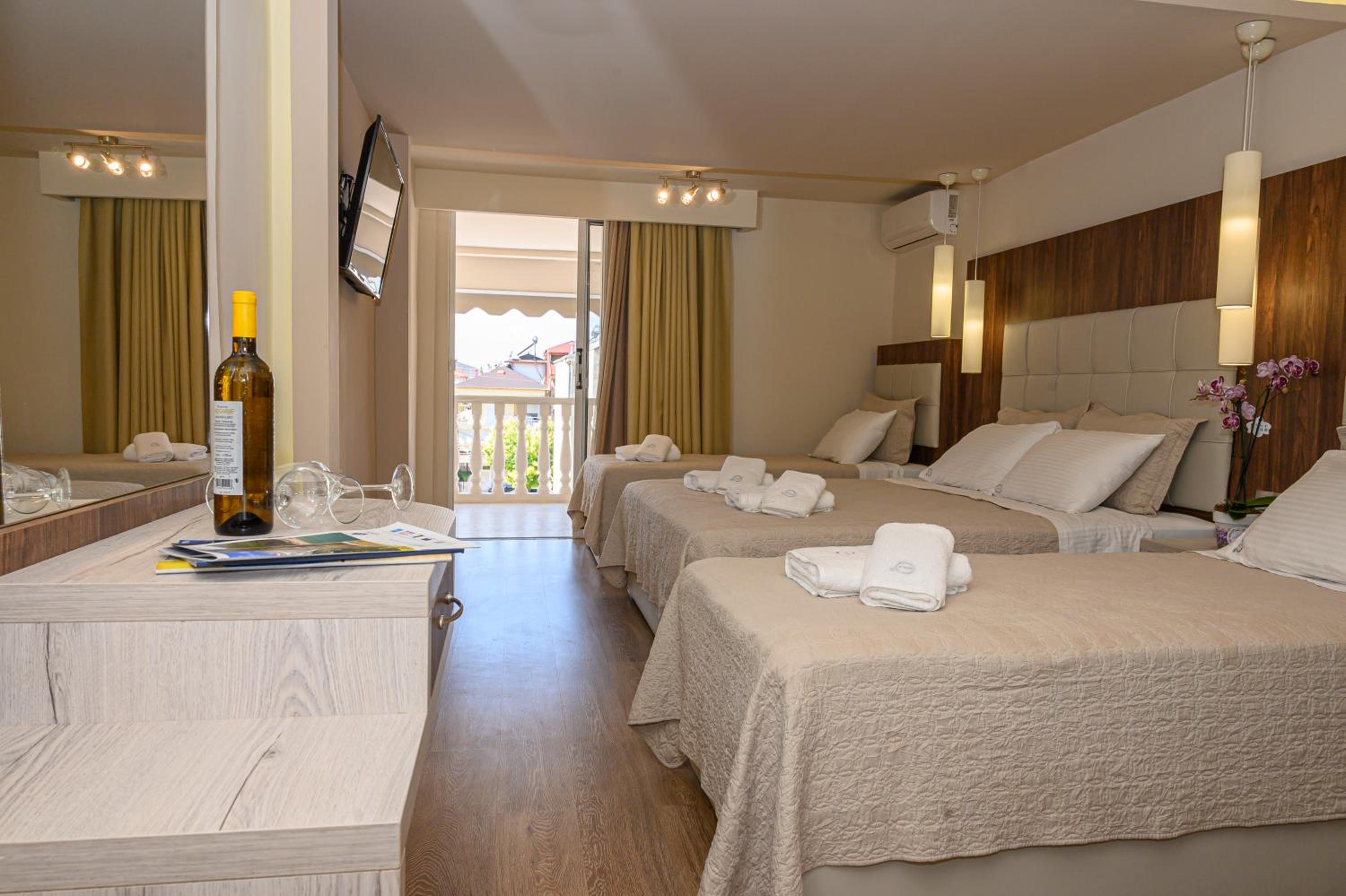 Premium Quadruple Room - Photo 1