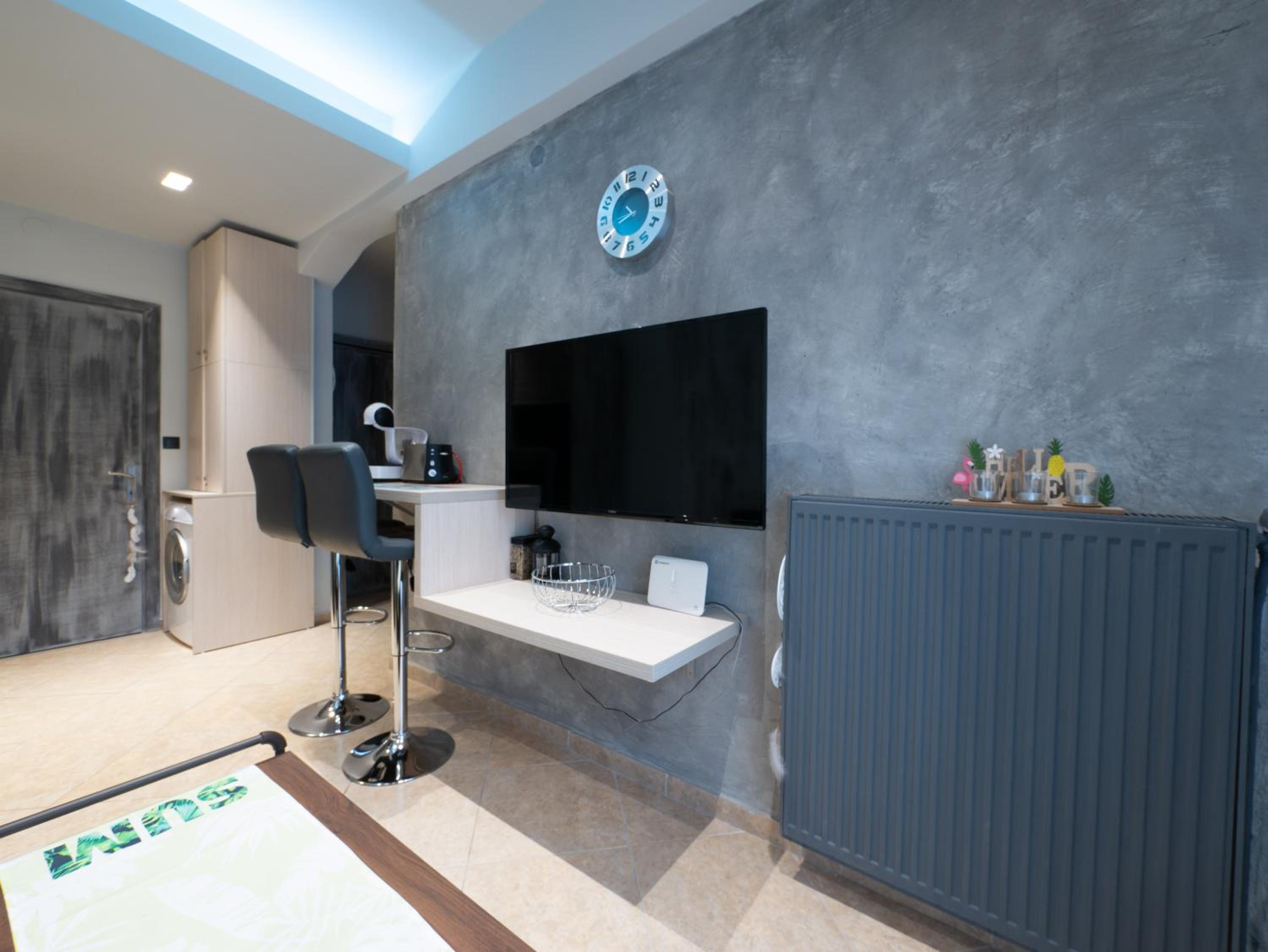 One-Bedroom Apartment - Photo 11