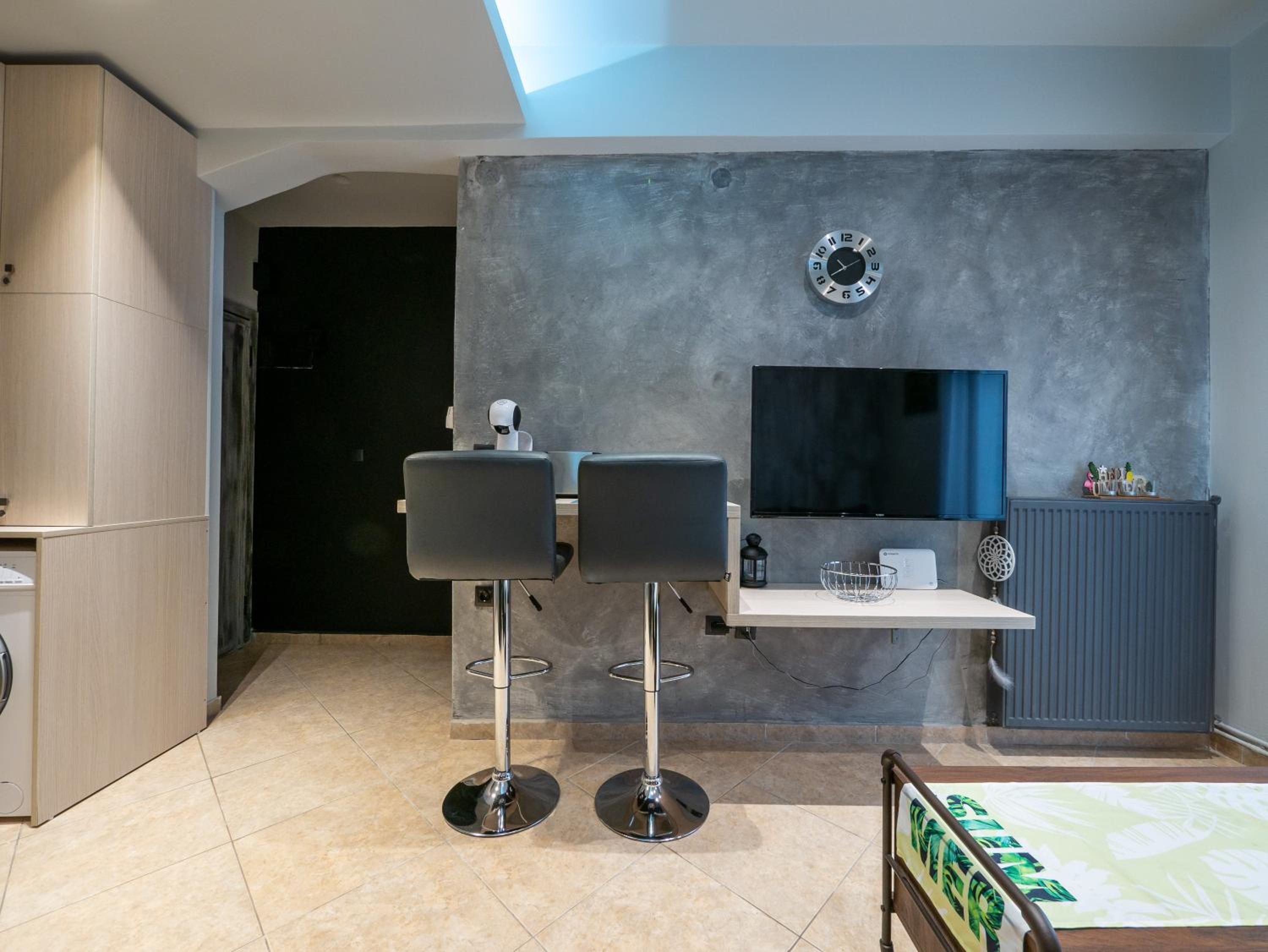 One-Bedroom Apartment - Photo 6