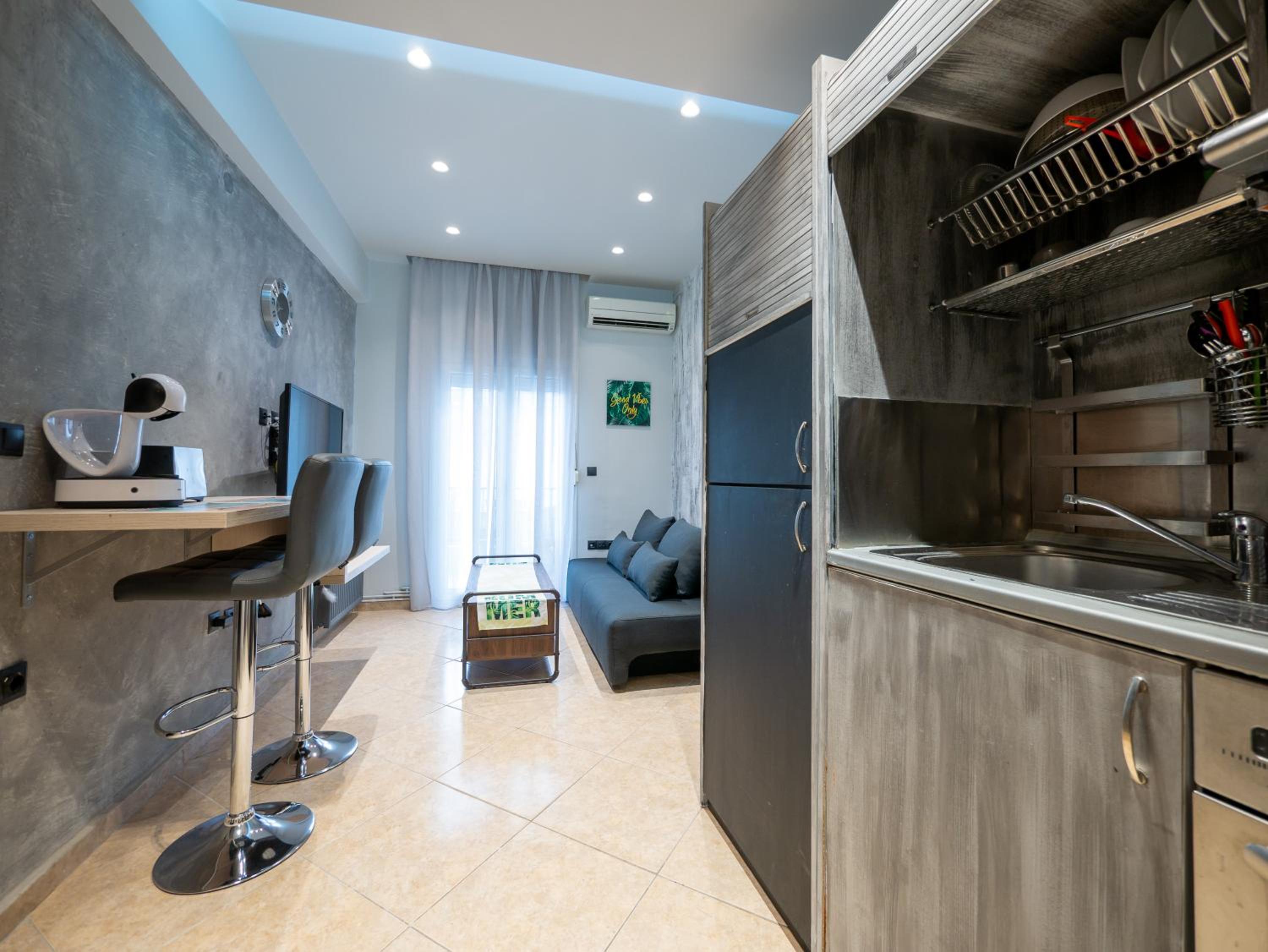 One-Bedroom Apartment - Photo 3