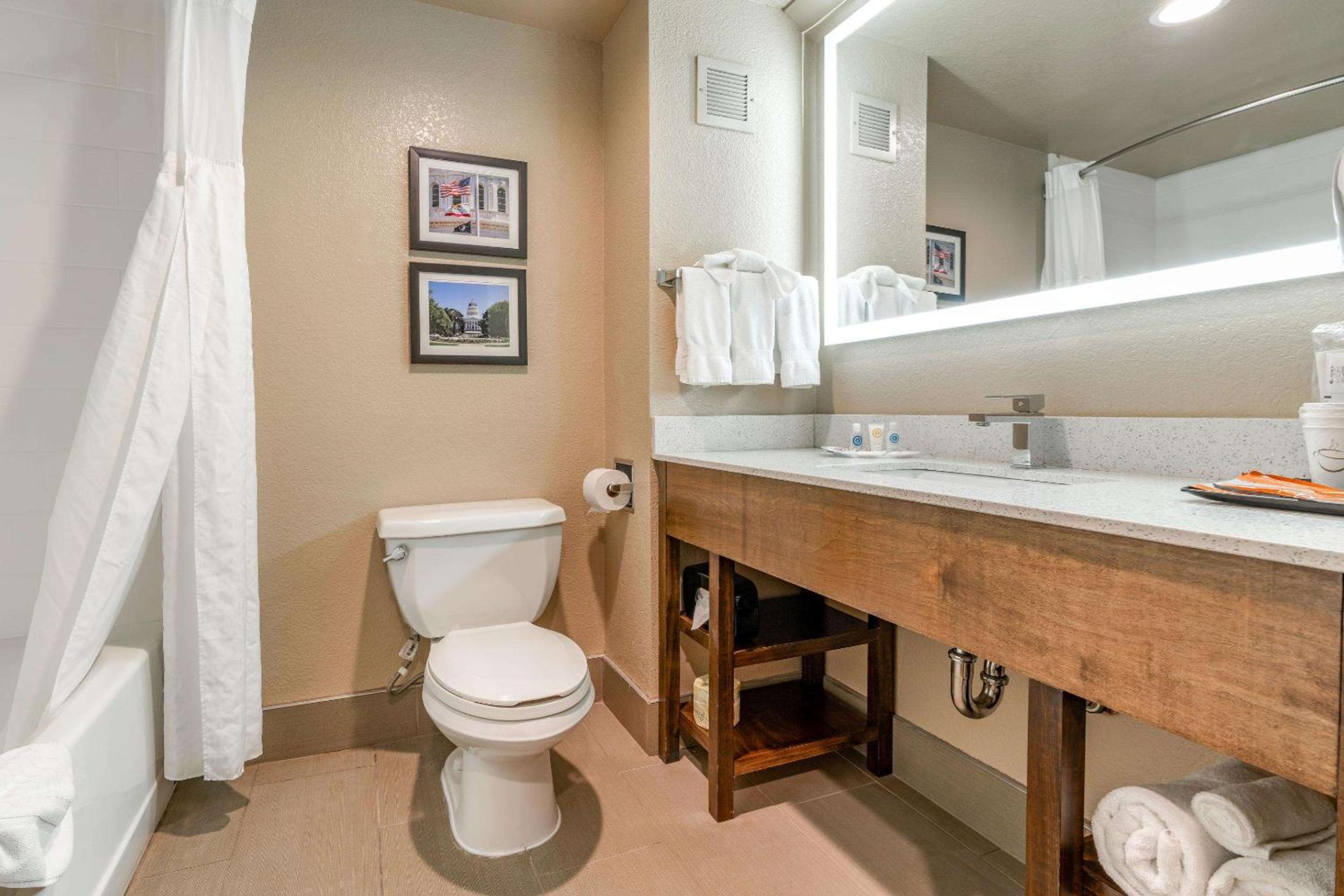 Double Suite with Two Double Beds - Non-Smoking - Photo 3