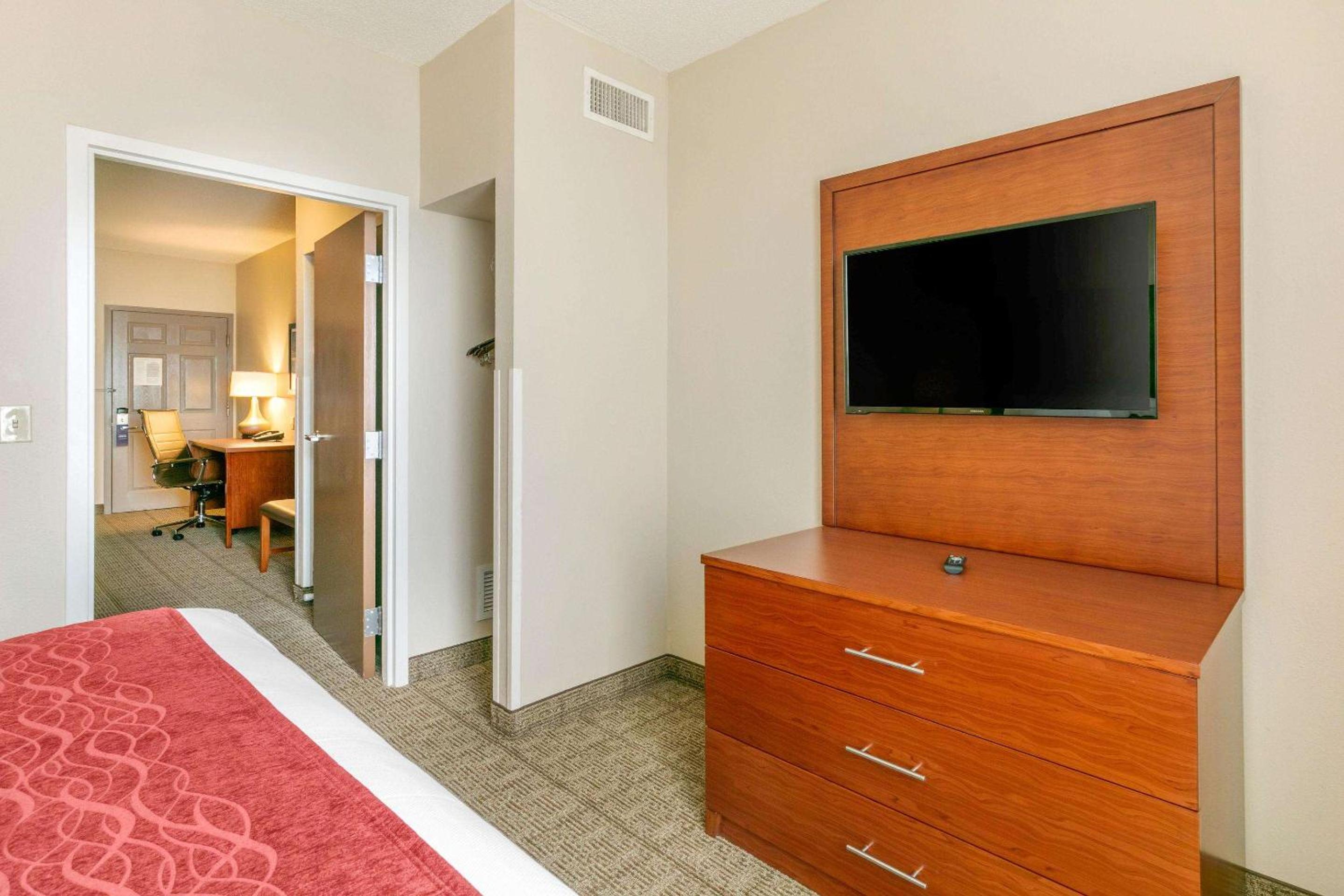 King Suite with Sofa Bed - Accessible/Non-Smoking - Photo 2