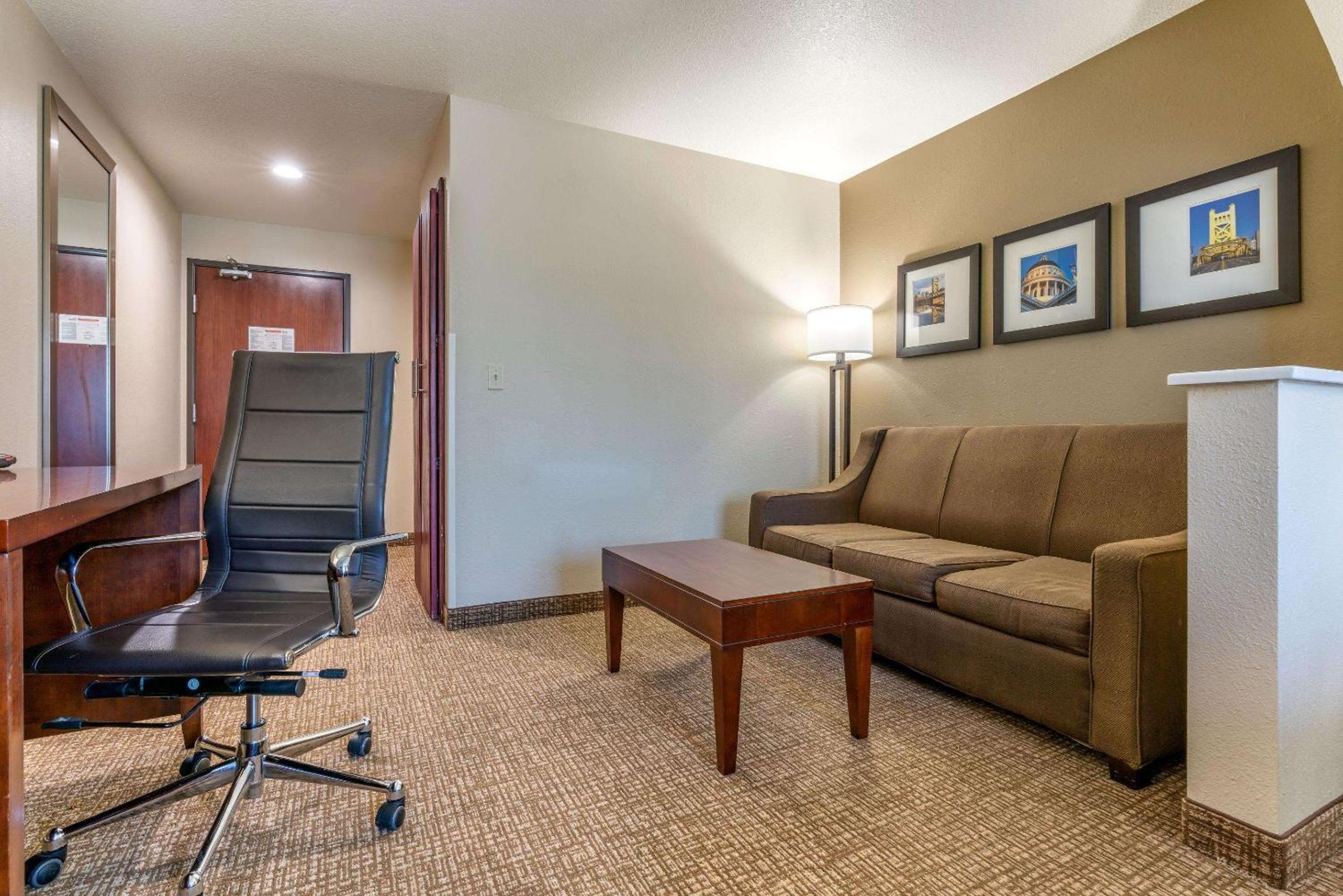 King Suite - Non-Smoking - Photo 4