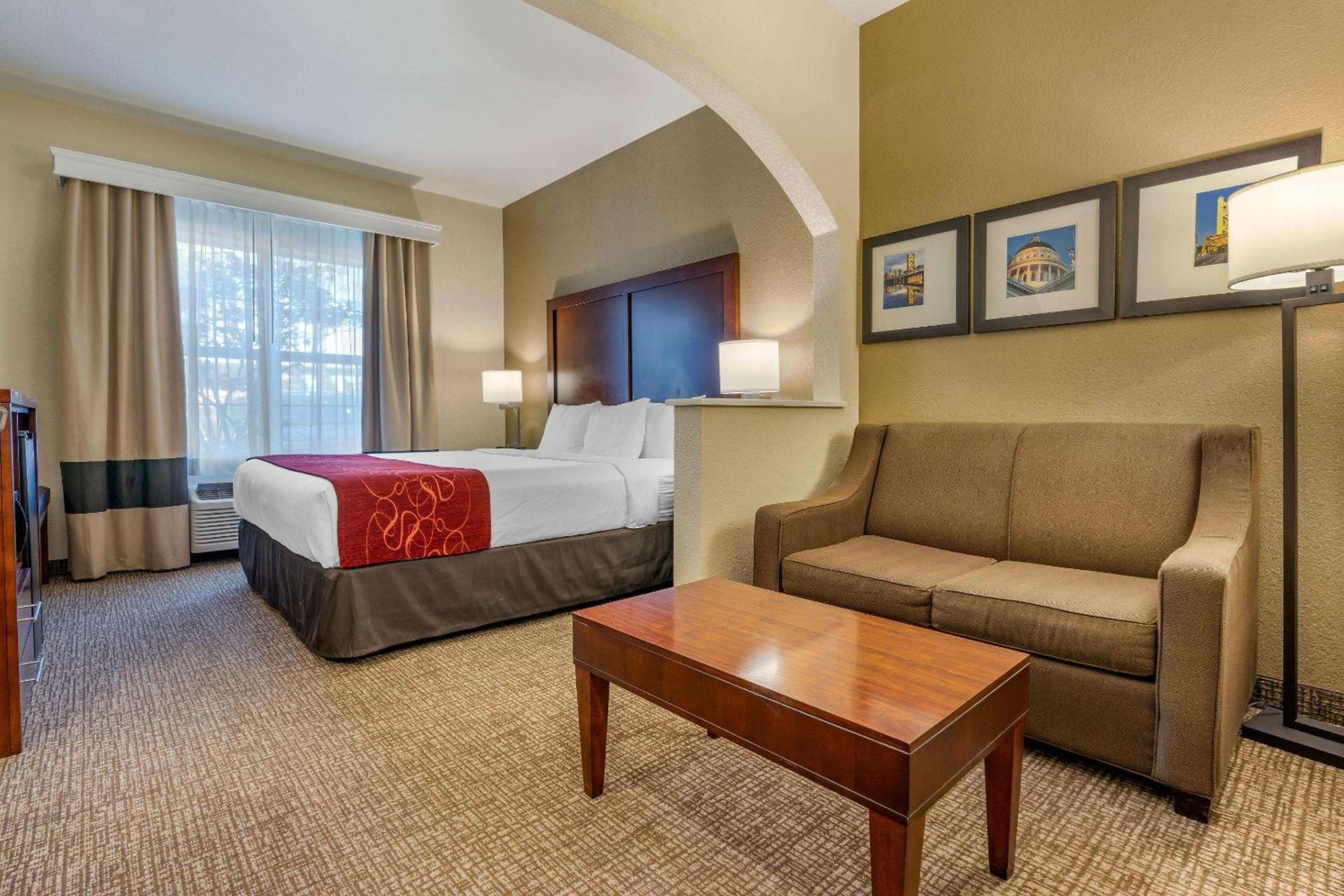 King Suite - Non-Smoking - Photo 2