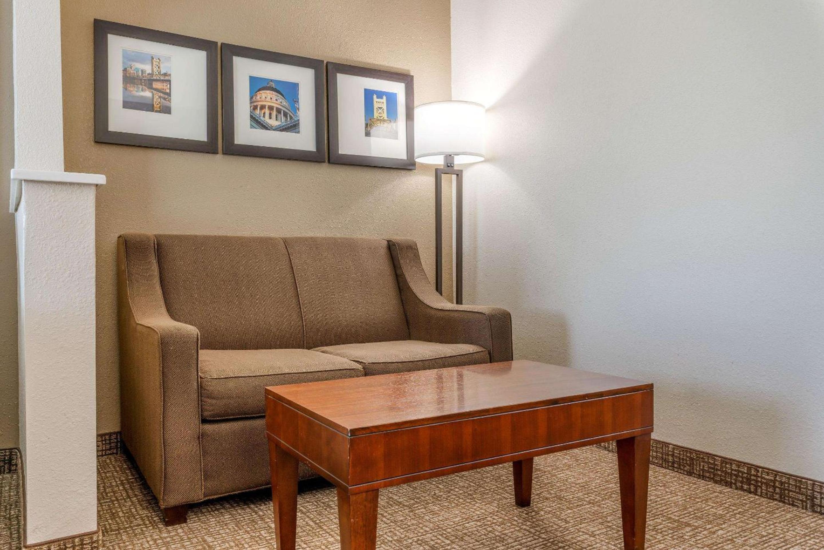 Double Suite with Two Double Beds - Non-Smoking - Photo 4