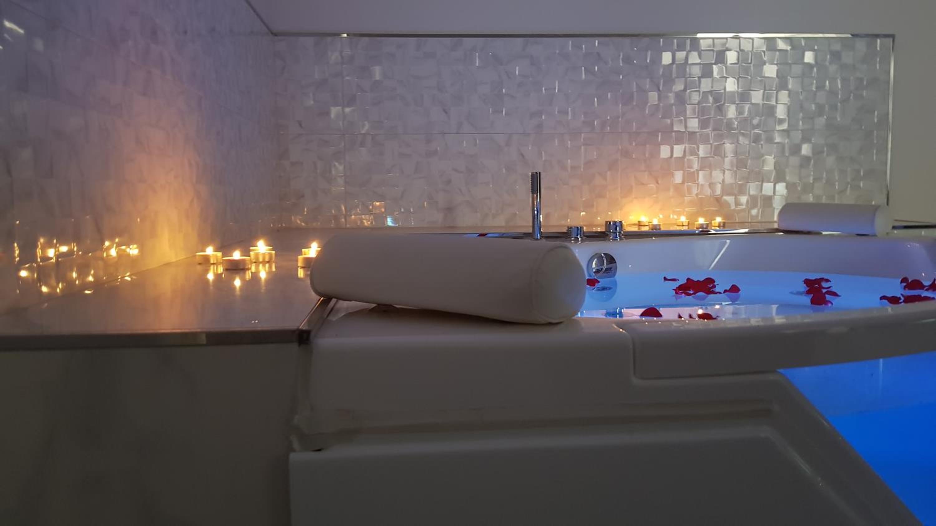 Double Room with Spa Bath - Photo 2
