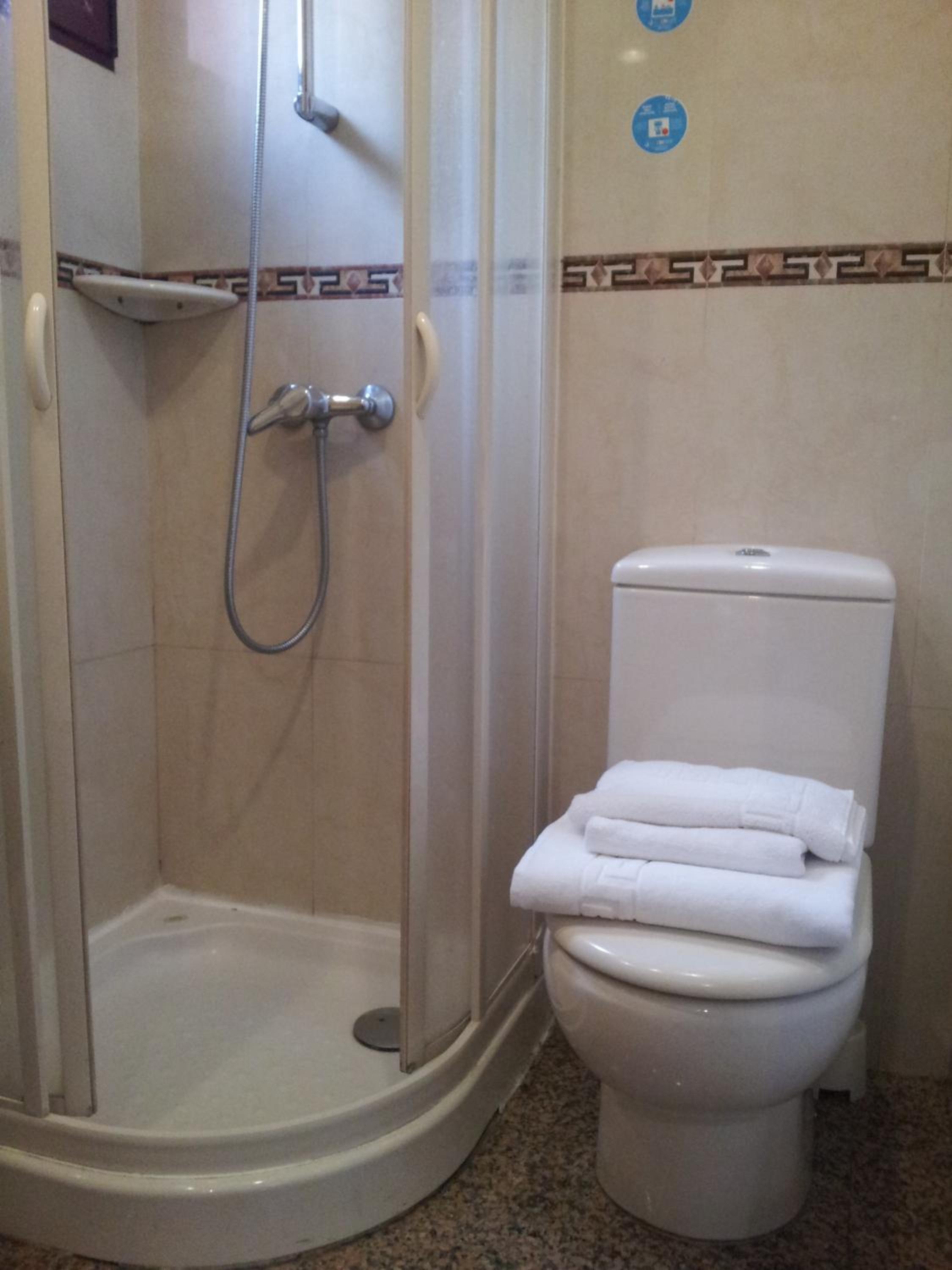 Twin Room - Photo 18