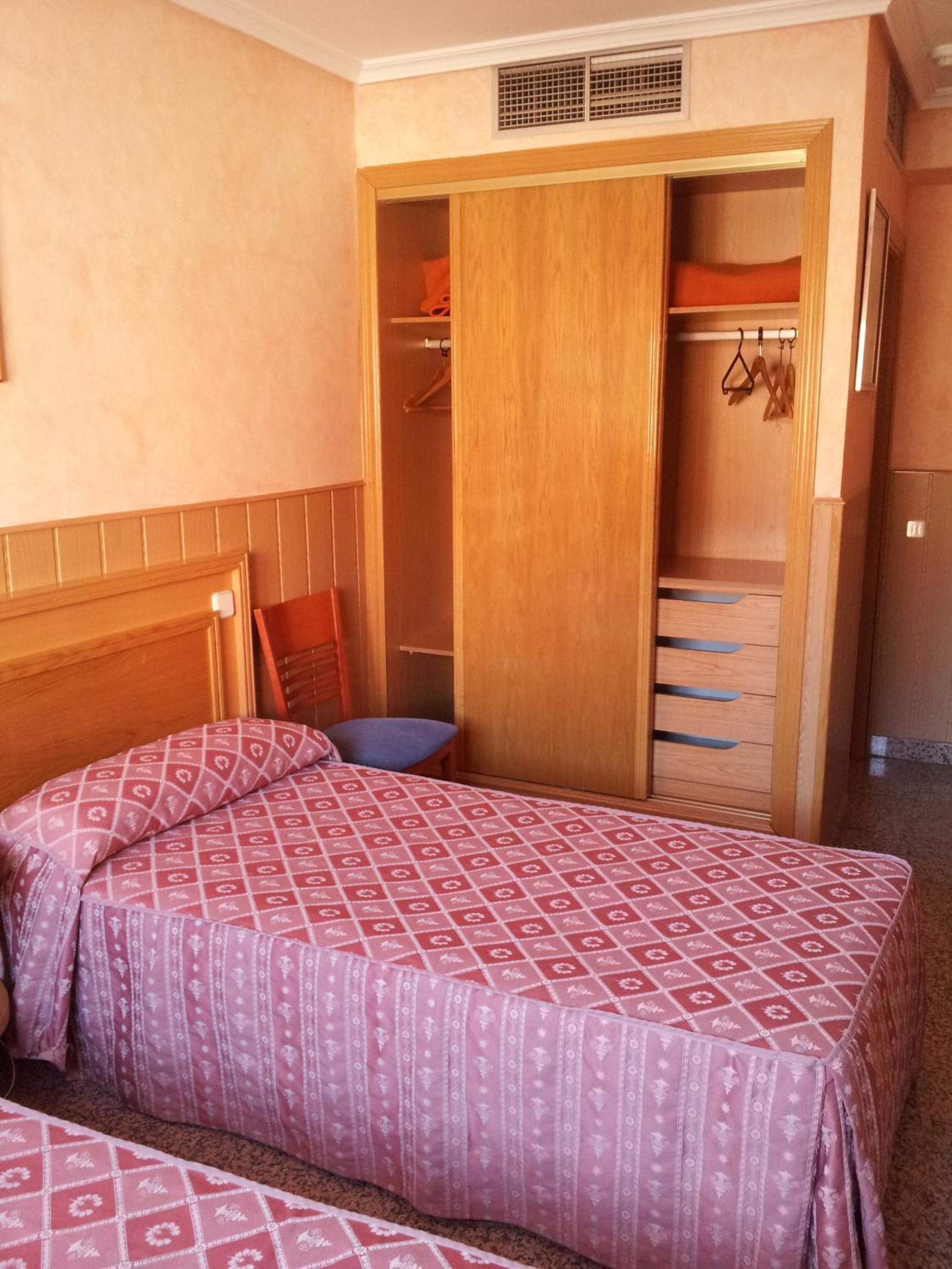Twin Room - Photo 16