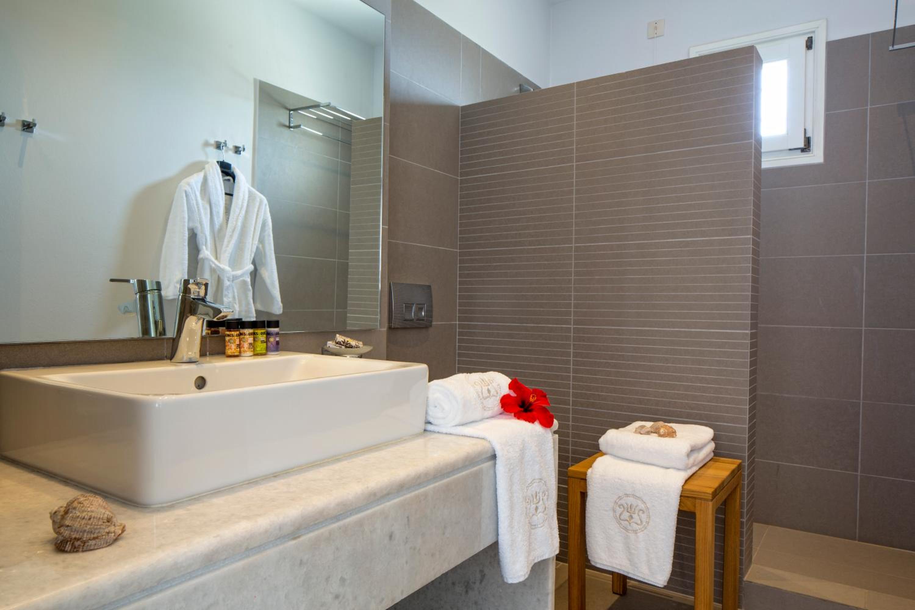 Superior Room with Sea View - Photo 8