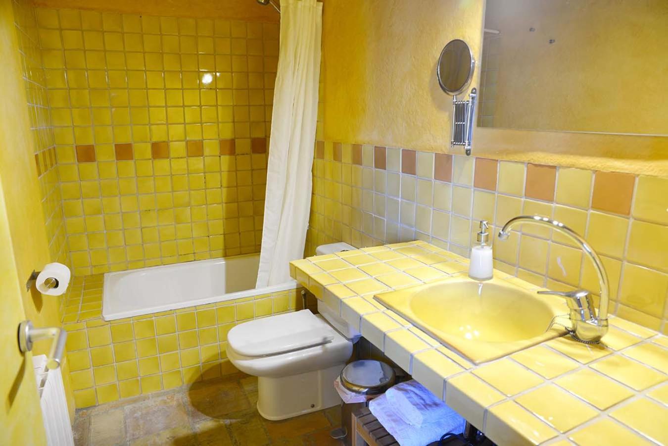 Six-Bedroom House photo 2