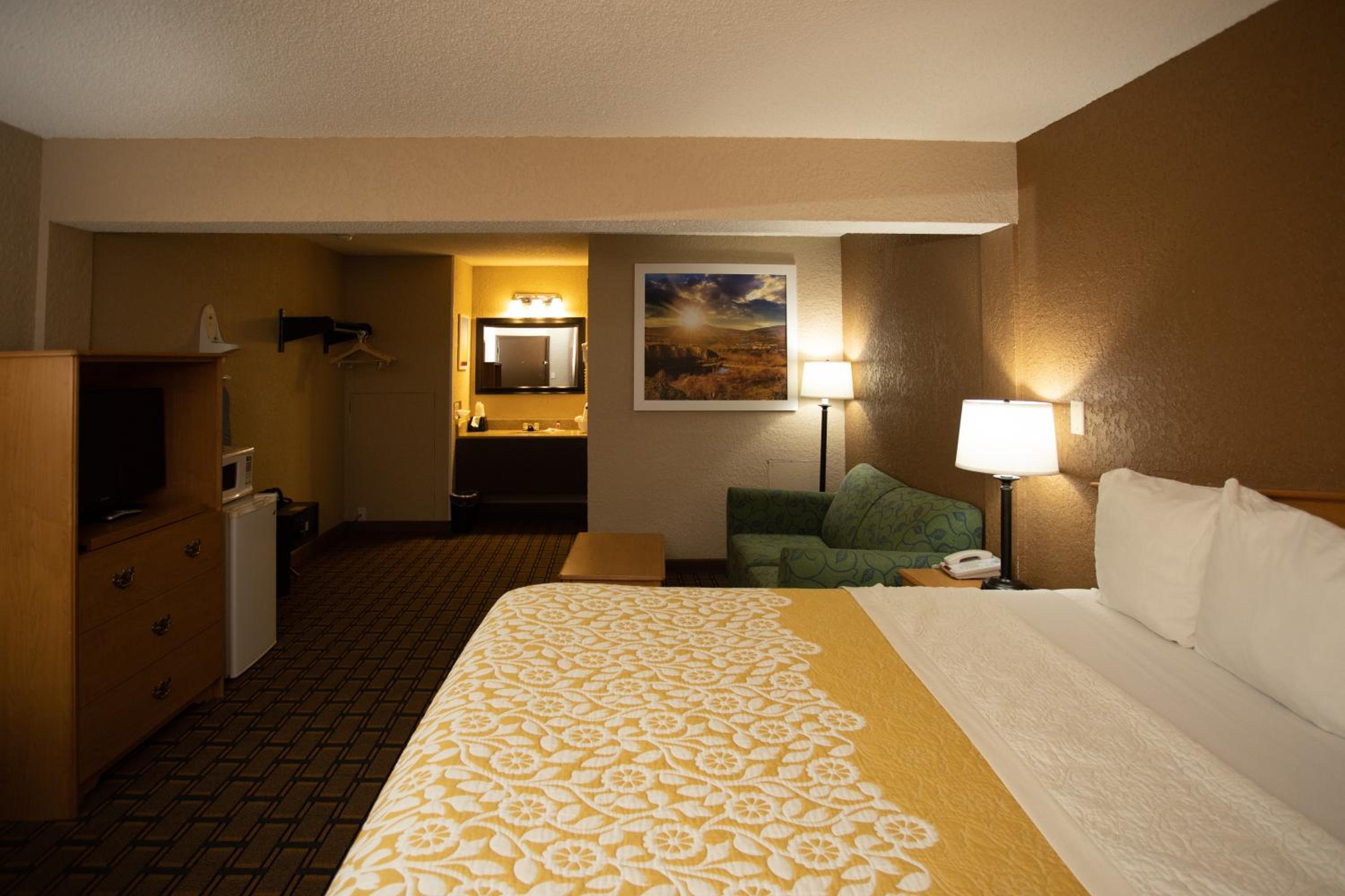King Room - Non-Smoking - Photo 3