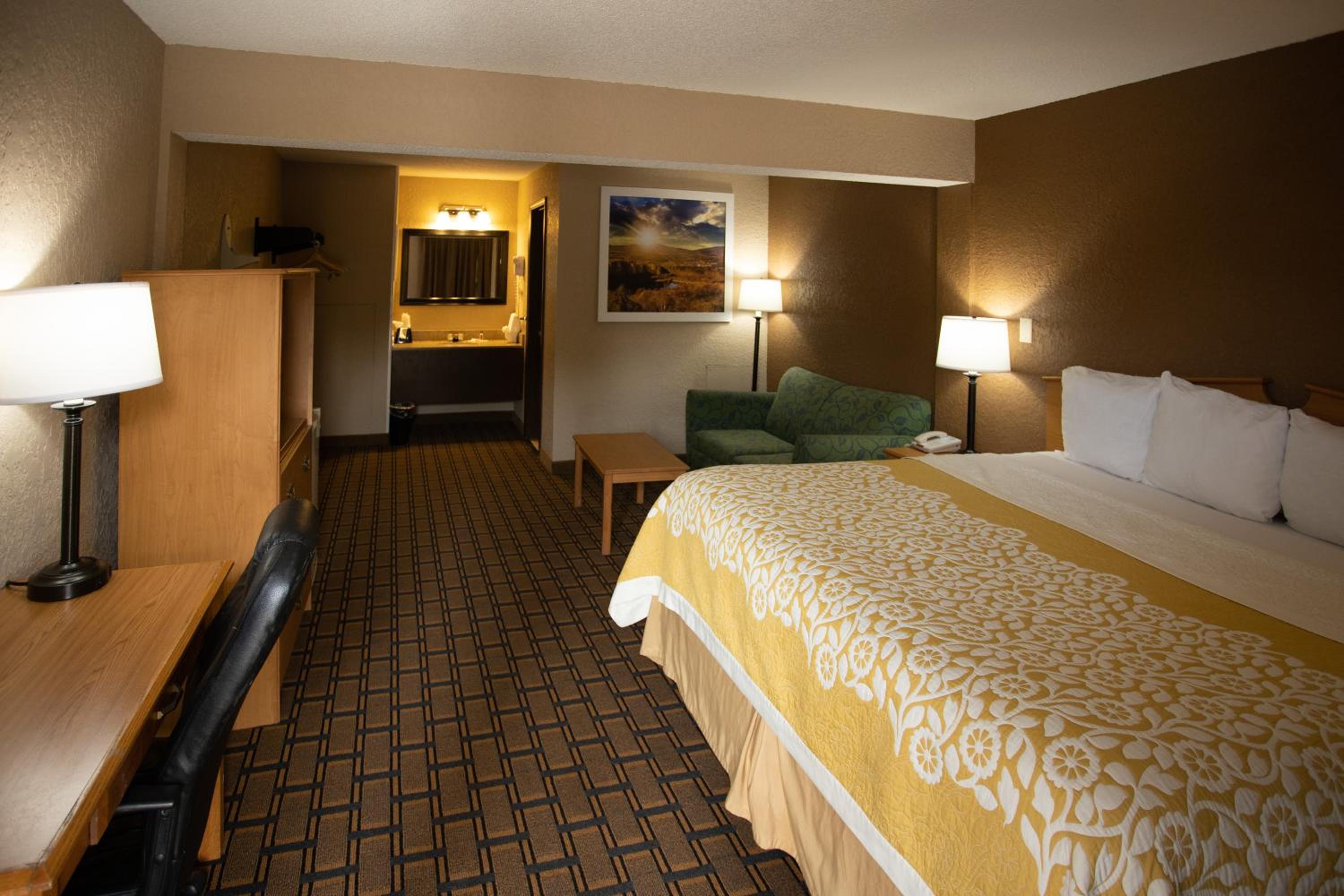 King Room - Non-Smoking - Photo 1