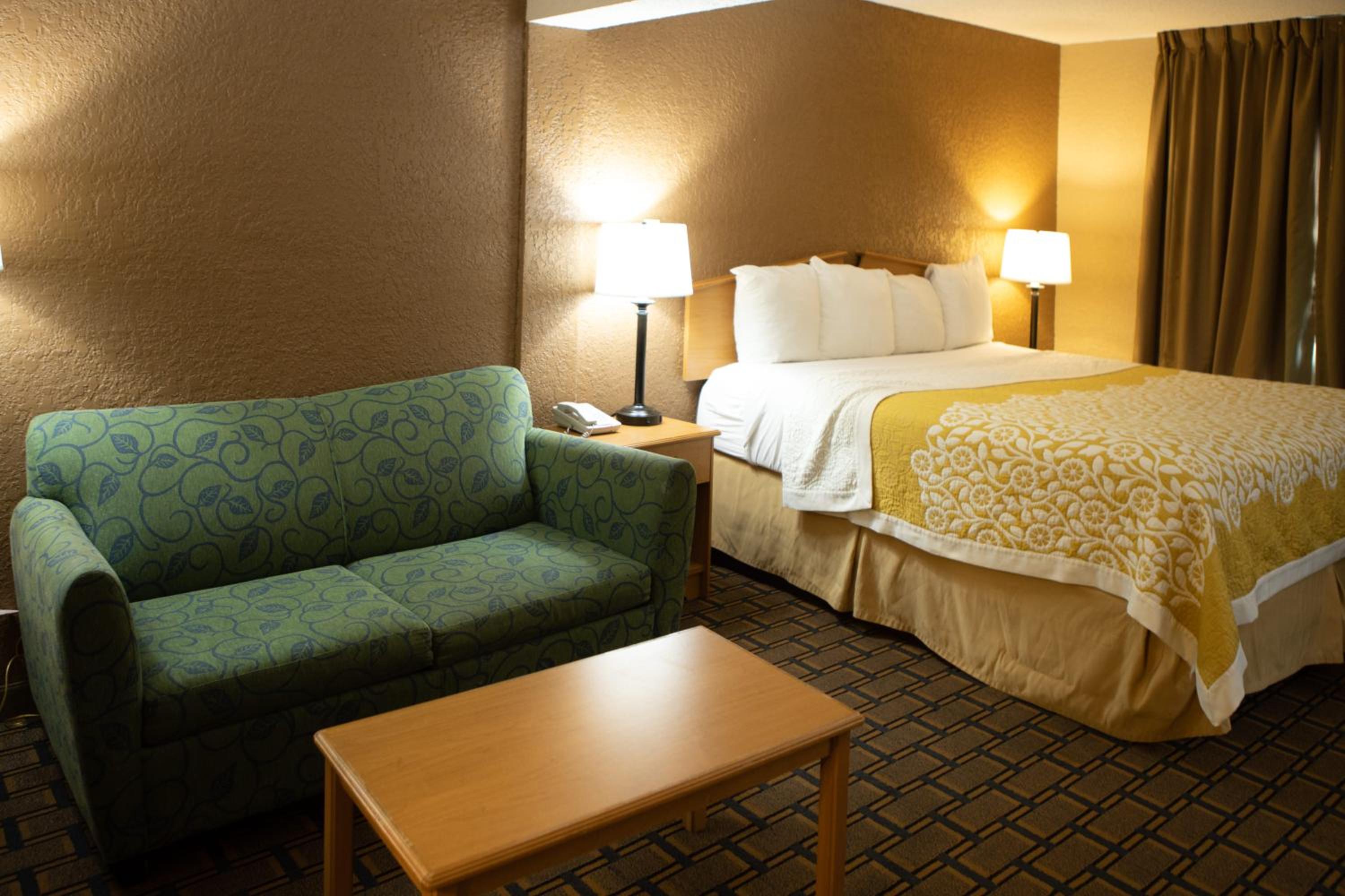 Queen Room with Bathtub - Mobility Accessible/Non-Smoking - Photo 4