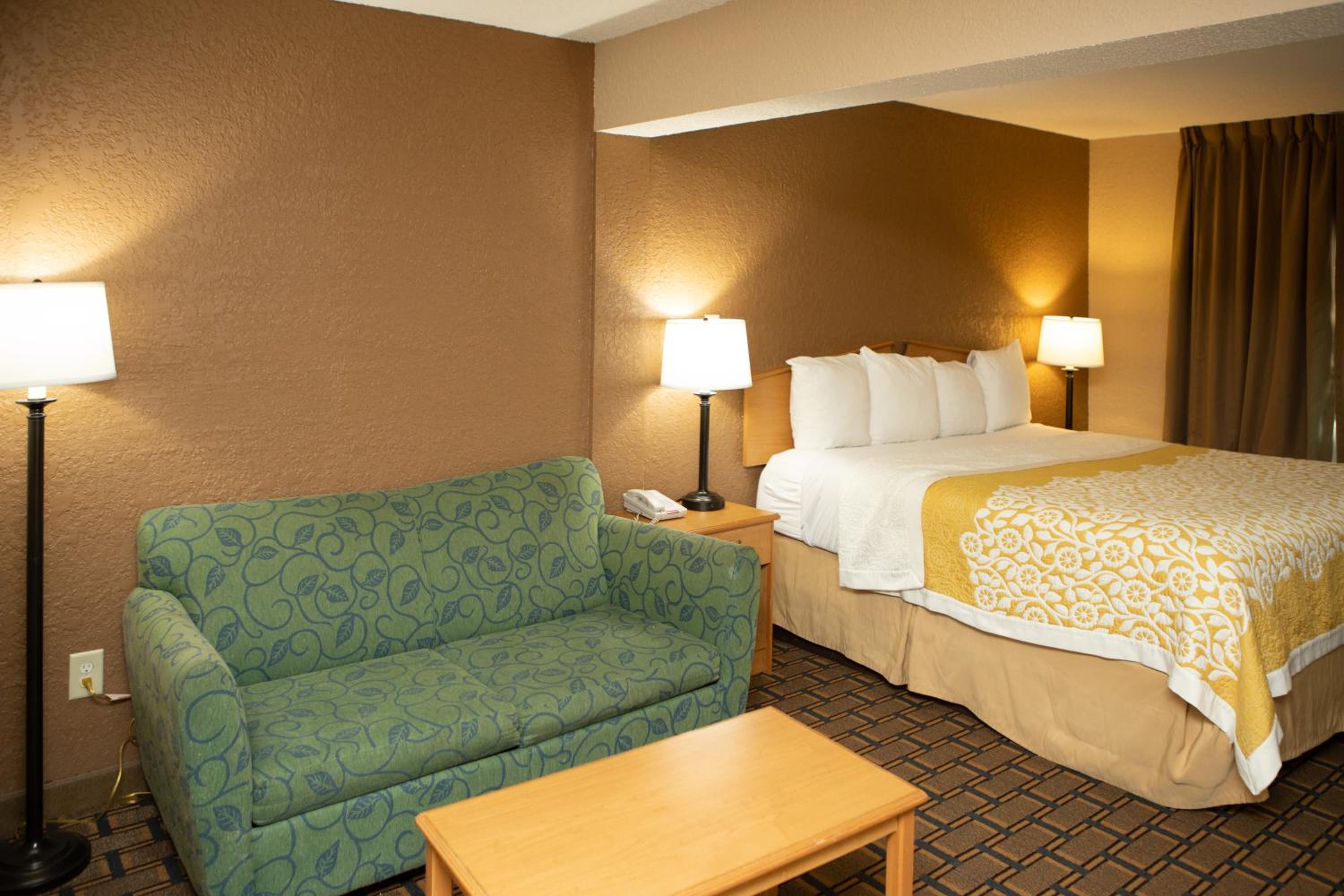 Queen Room with Bathtub - Mobility Accessible/Non-Smoking - Photo 5