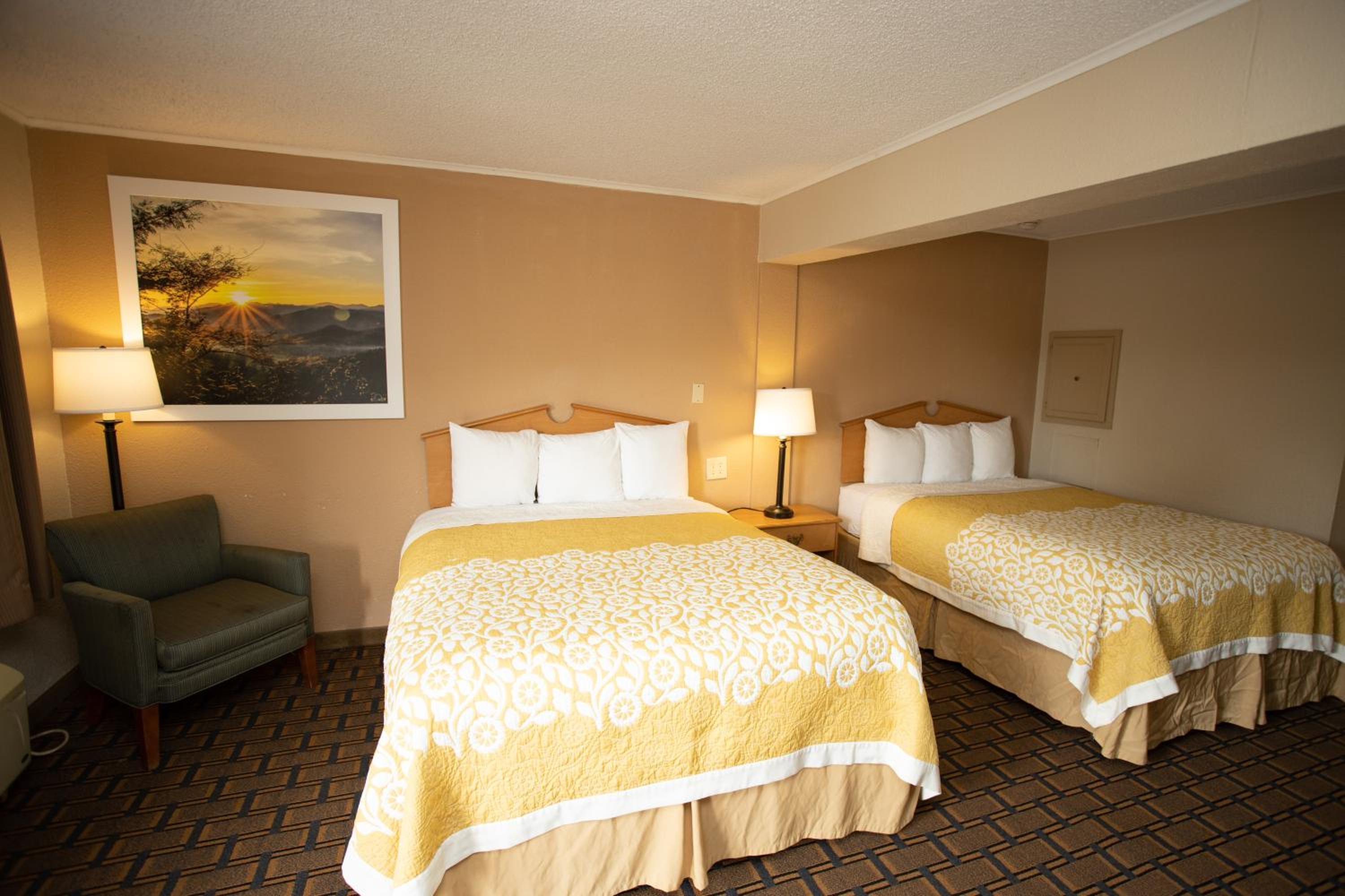 Queen Room with Two Queen Beds - Non-Smoking - Photo 2