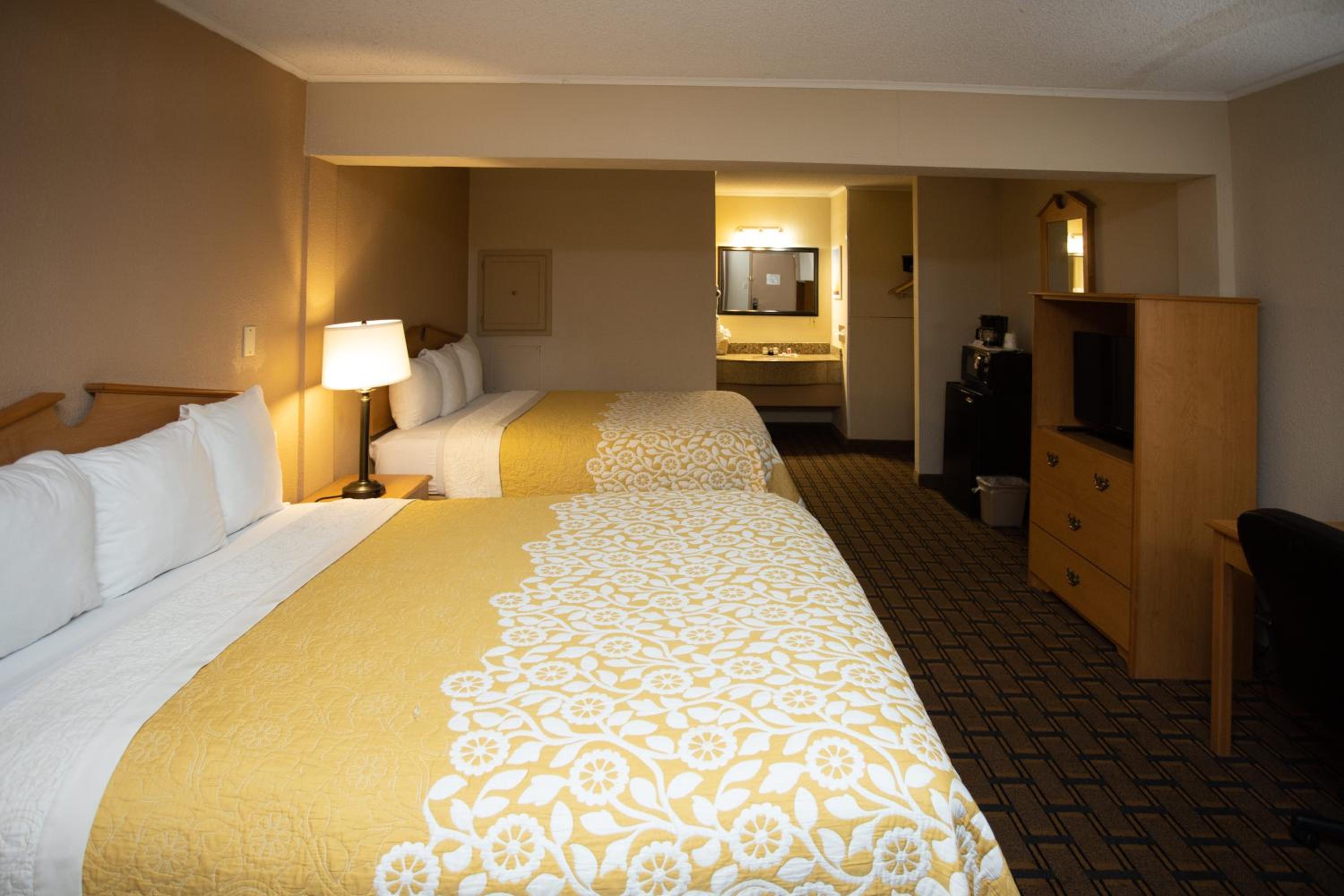 Queen Room with Two Queen Beds - Non-Smoking - Photo 3