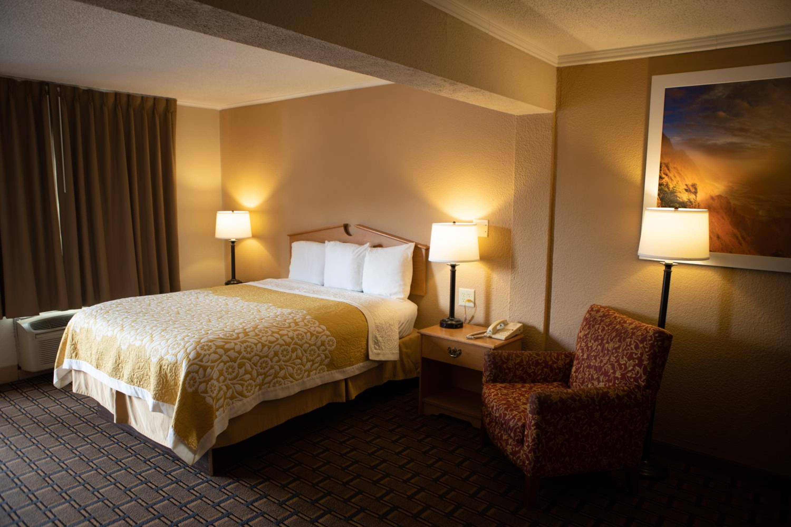 Queen Room with Bathtub - Mobility Accessible/Non-Smoking - Photo 2